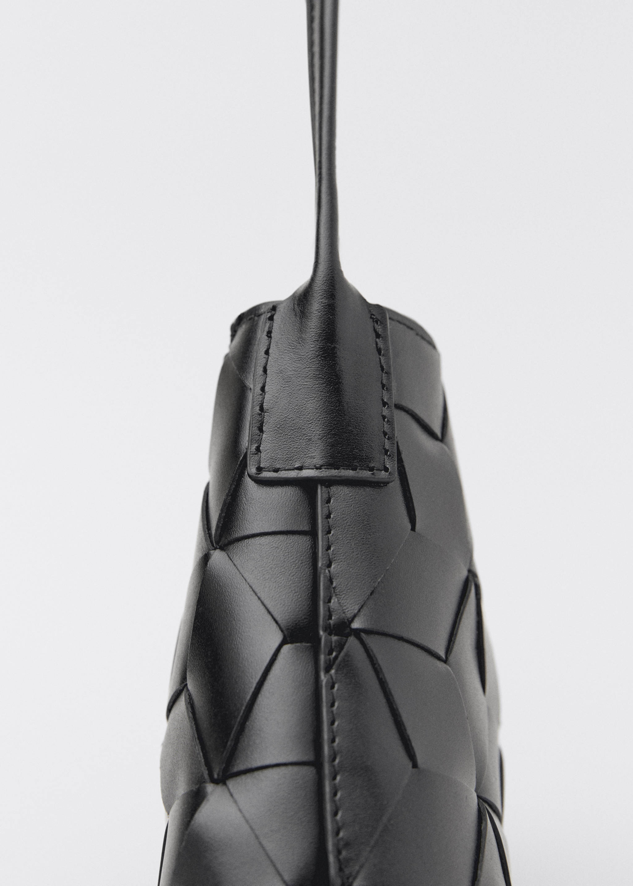 Braided leather shoulder bag - Details of the article 1