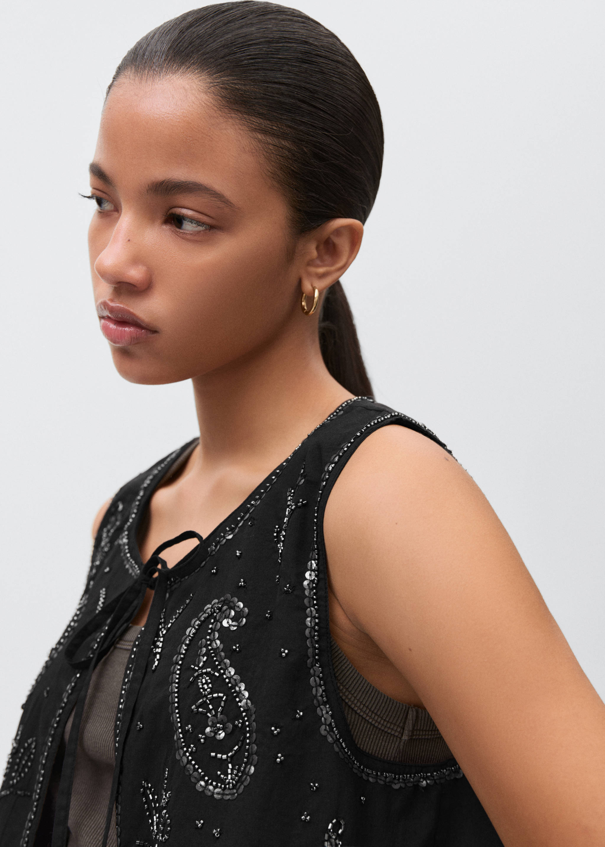 Colete bordado com contas - Pormenor do artigo 1