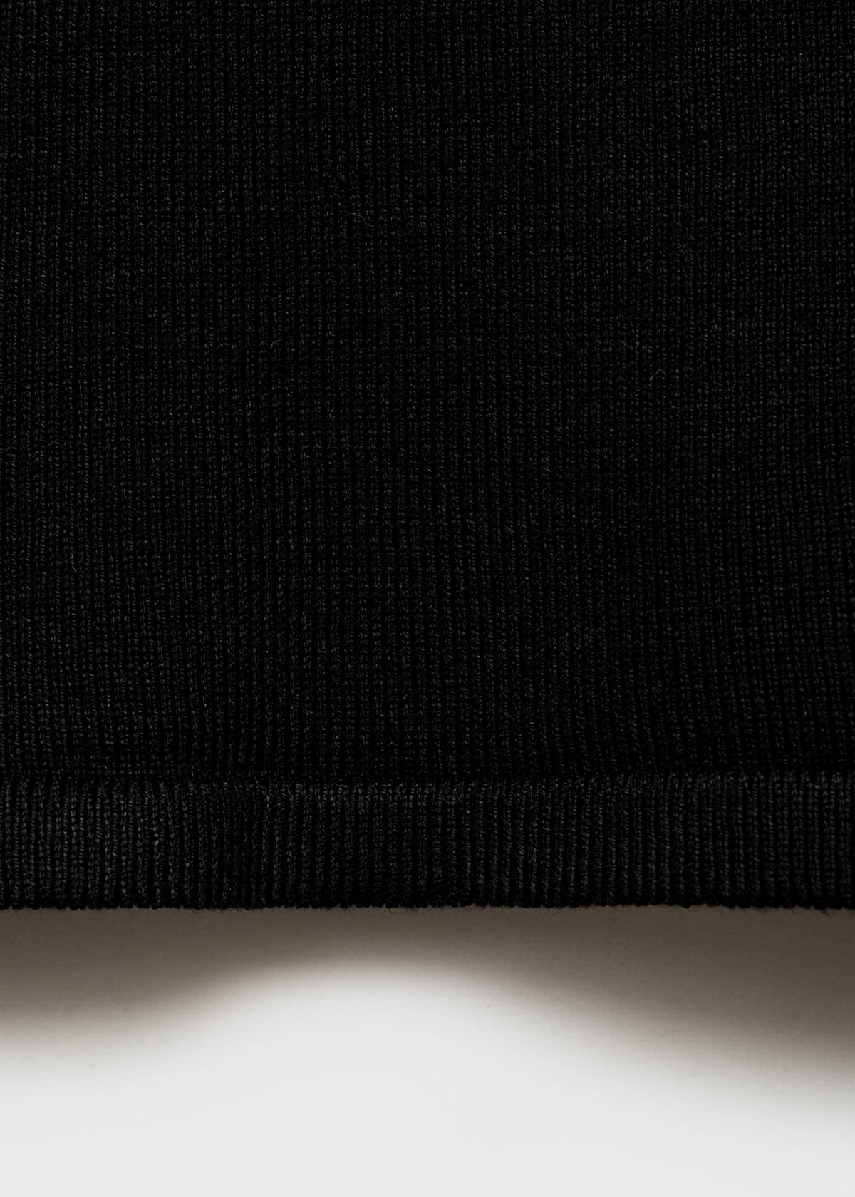 Top with contrasting finishes — Black