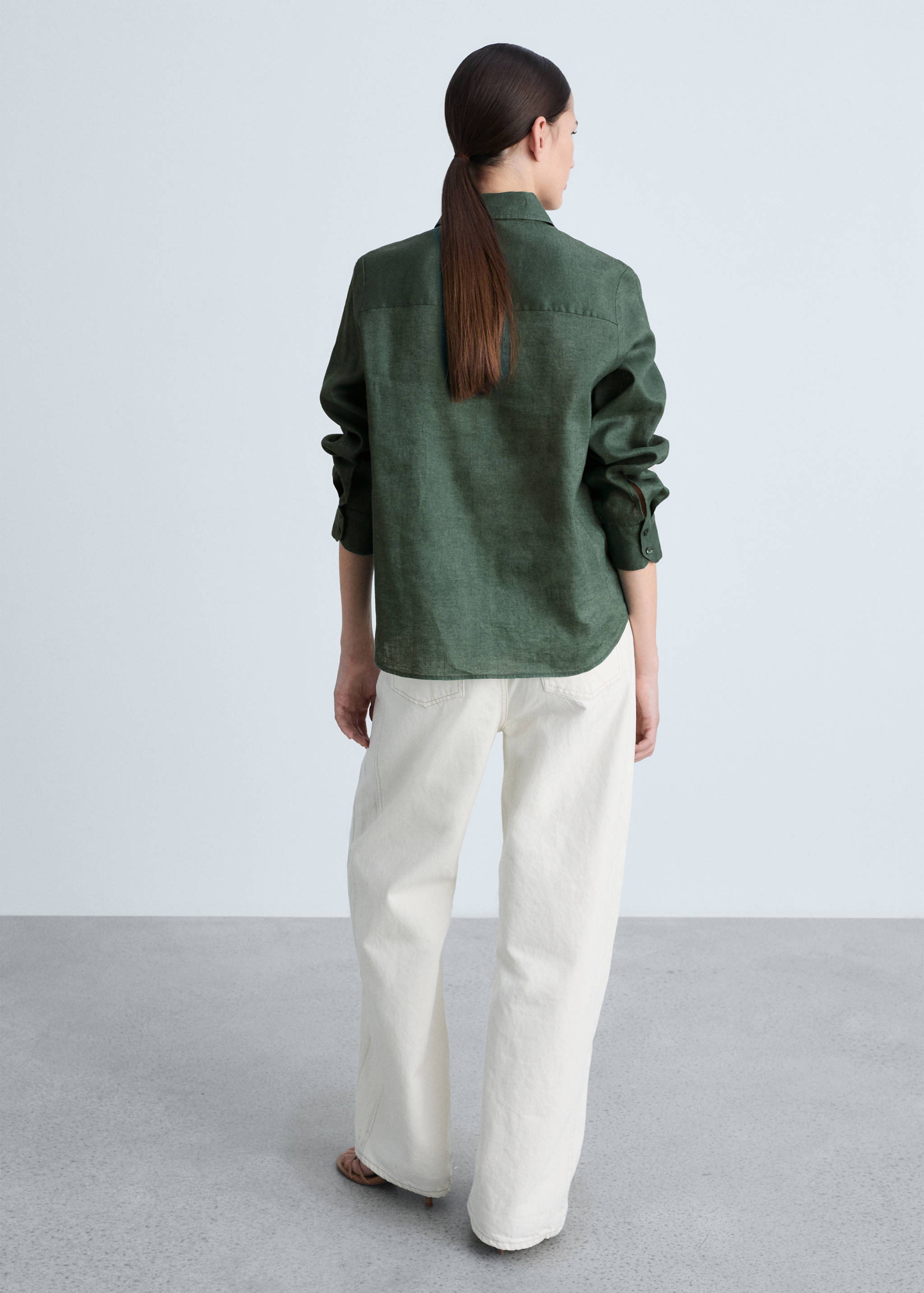 Pocket linen shirt - Reverse of the article