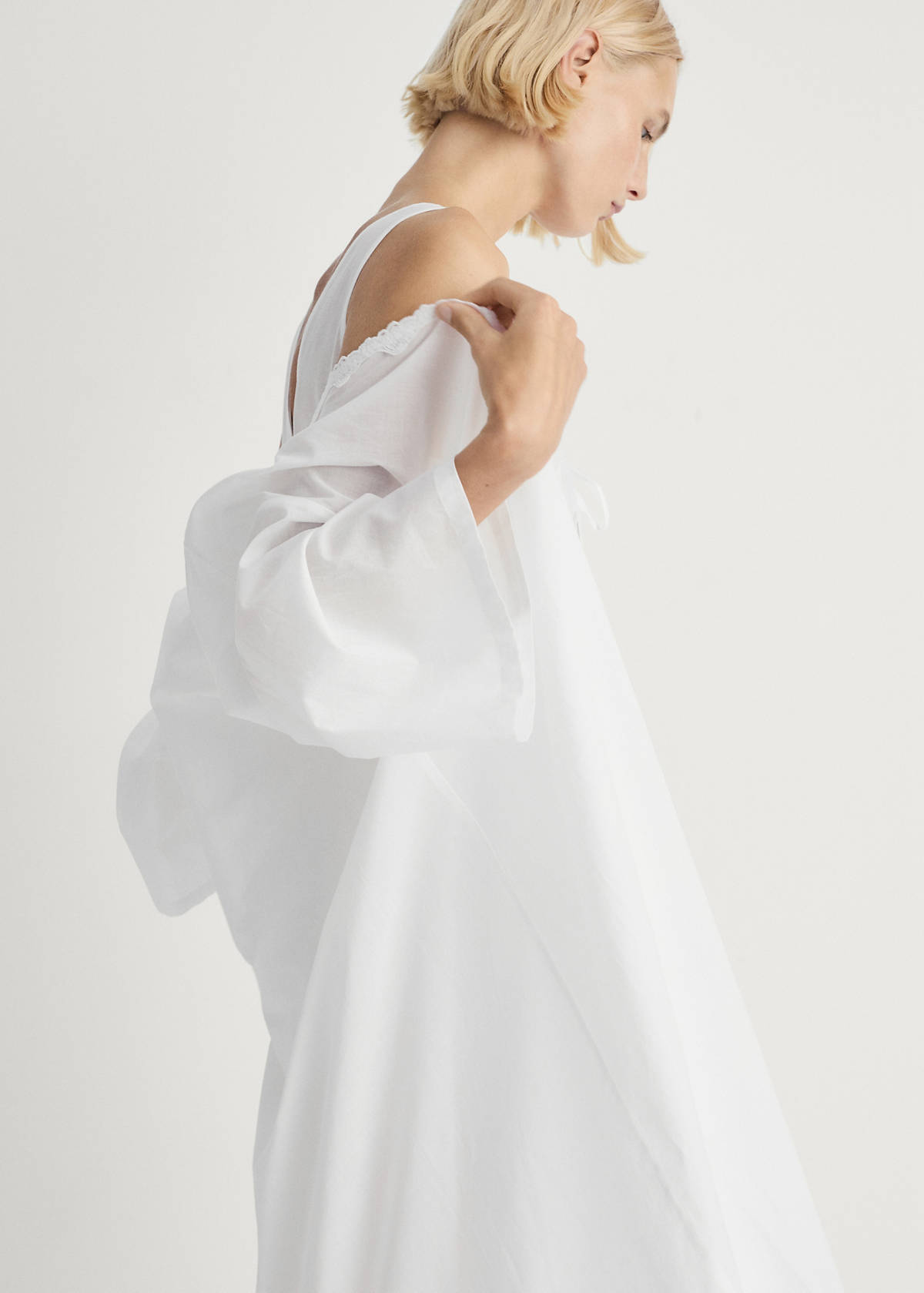 Cotton robe with lace — White