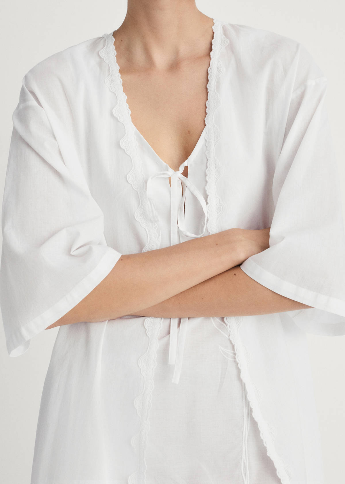 Cotton robe with lace — White