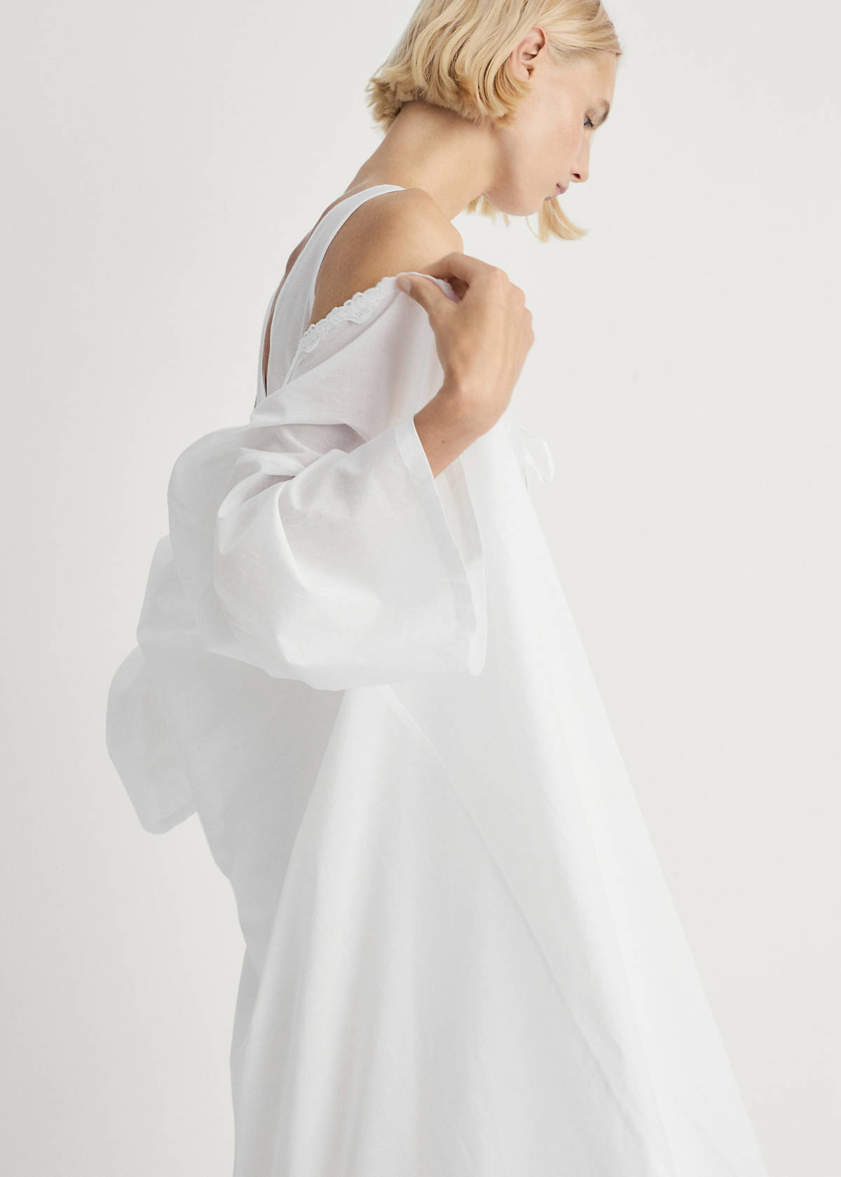 Cotton robe with lace — White