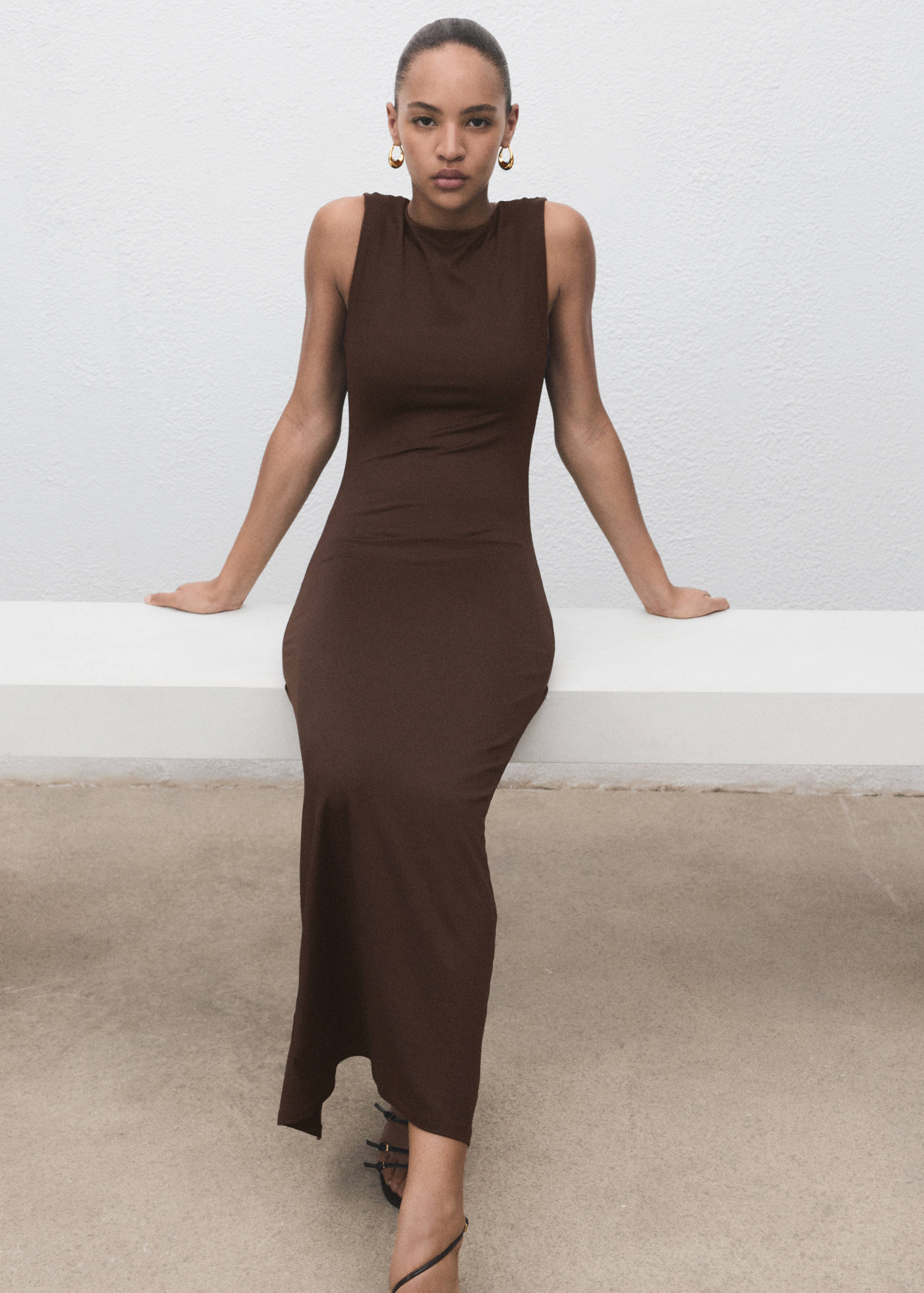 Robe longue ouverture arrière - Plan moyen