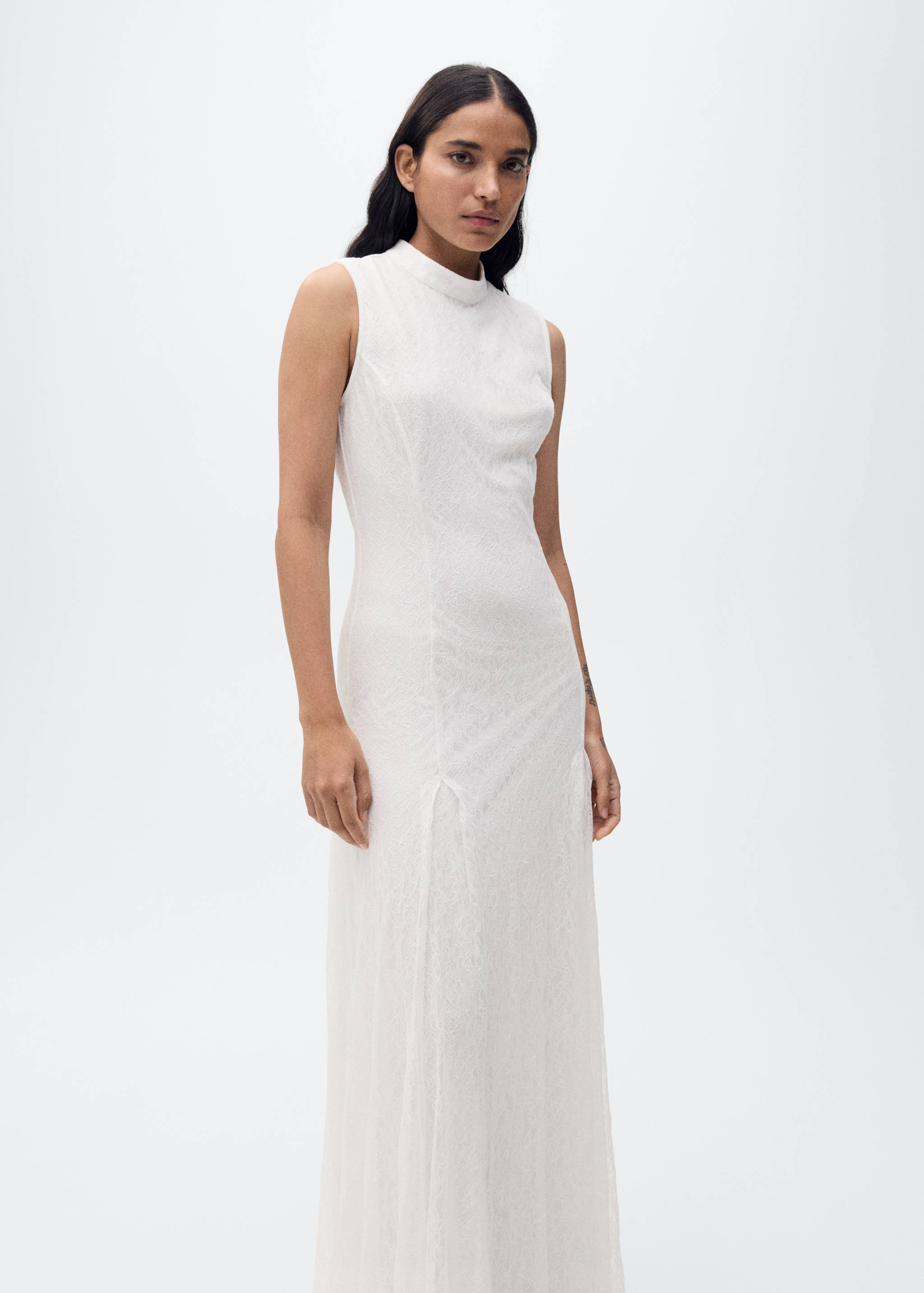 Robe dentelle à pinces - Plan moyen