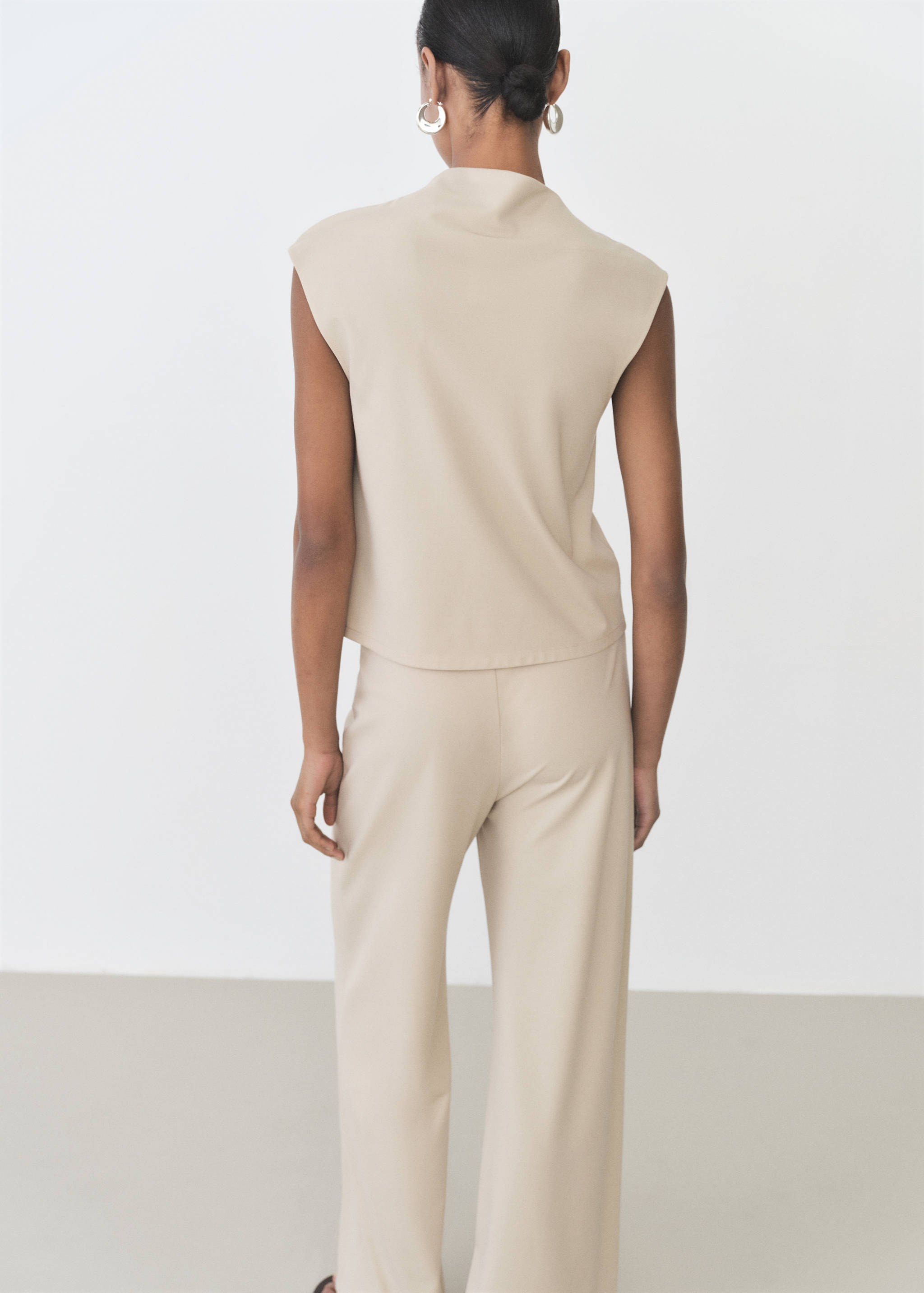 T-shirt with gathered asymmetrical neck - Reverse of the article