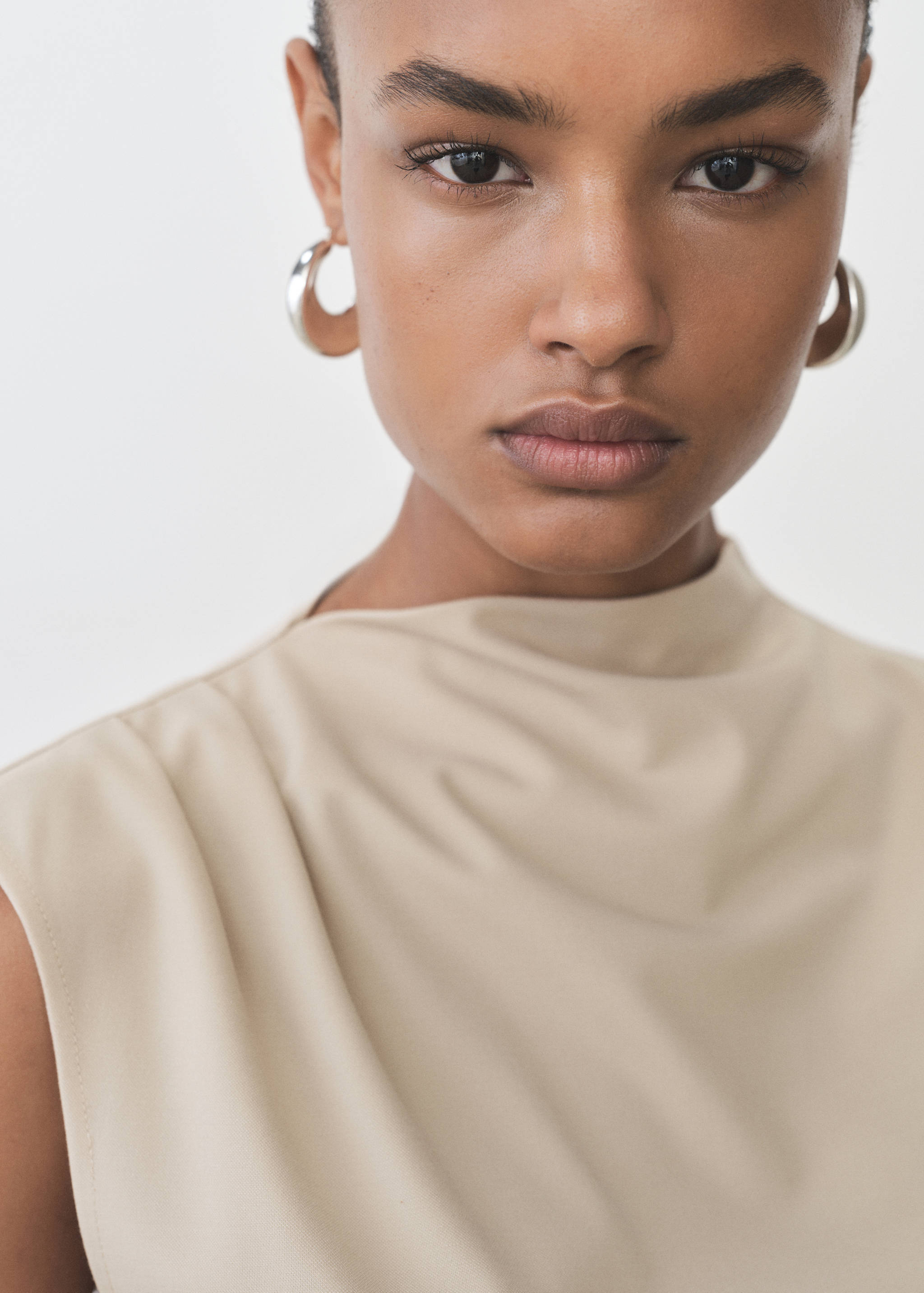 T-shirt with gathered asymmetrical neck - Details of the article 1