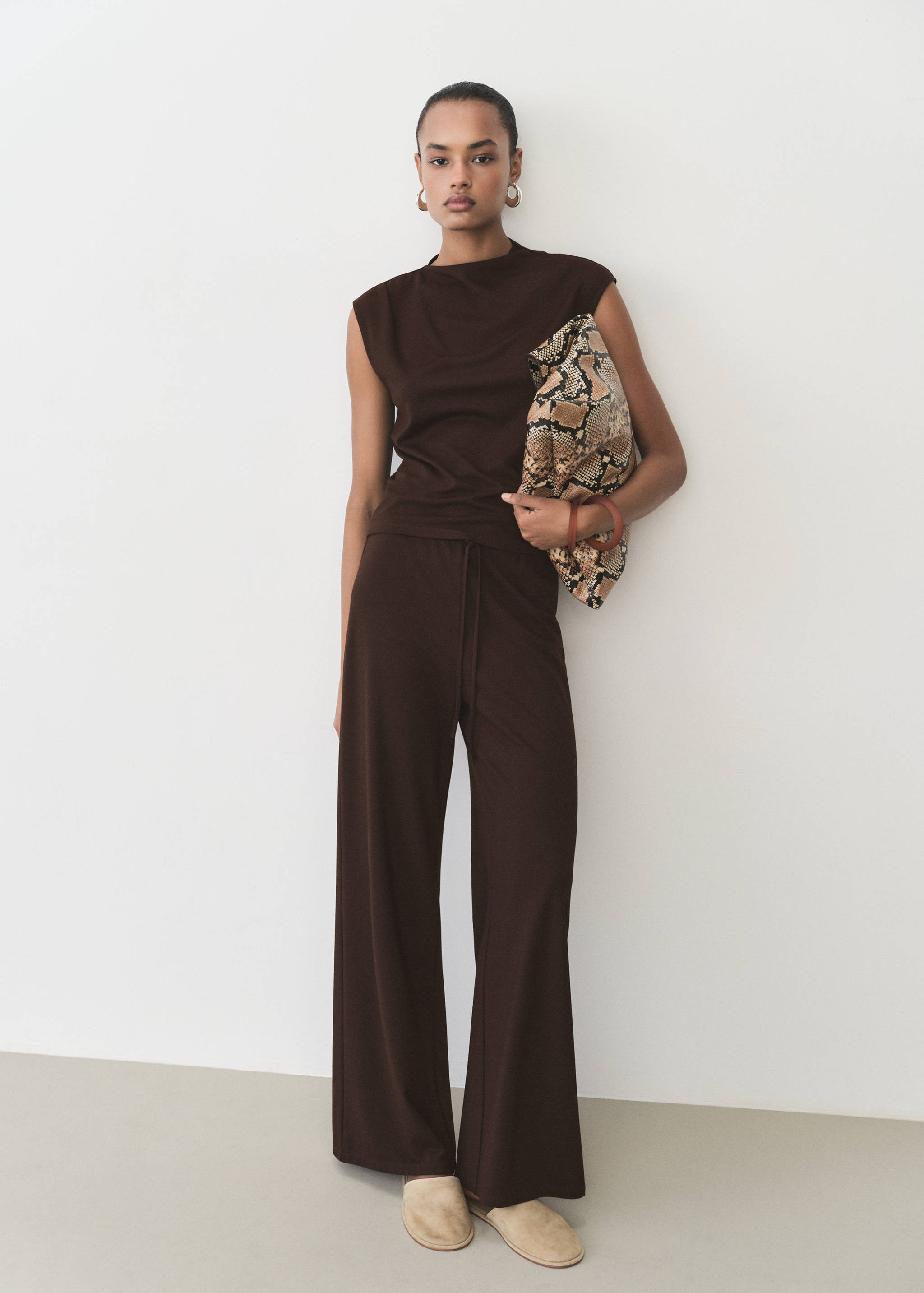 T-shirt com gola assimétrica e rufados - Plano geral