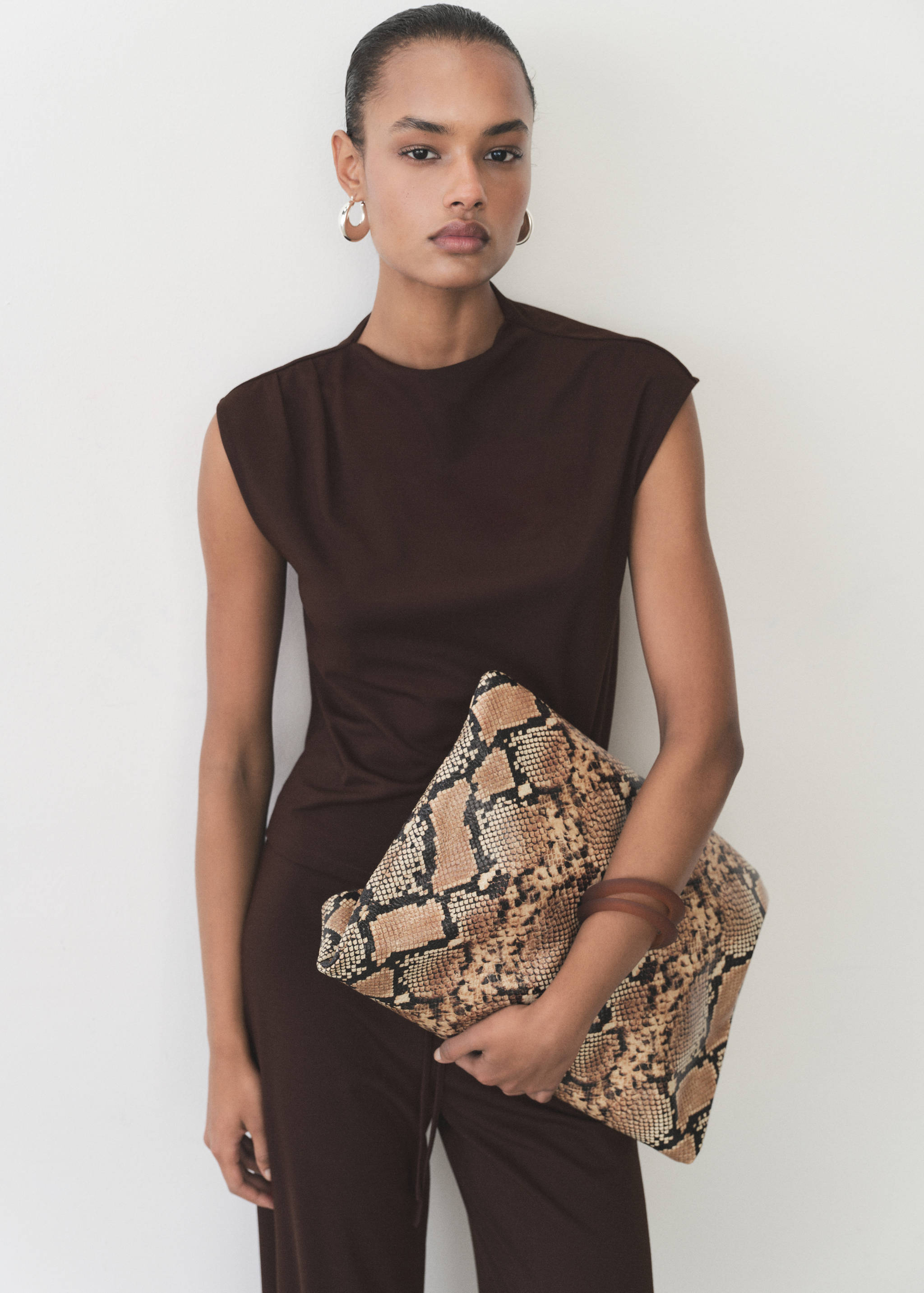 T-shirt com gola assimétrica e rufados - Plano médio