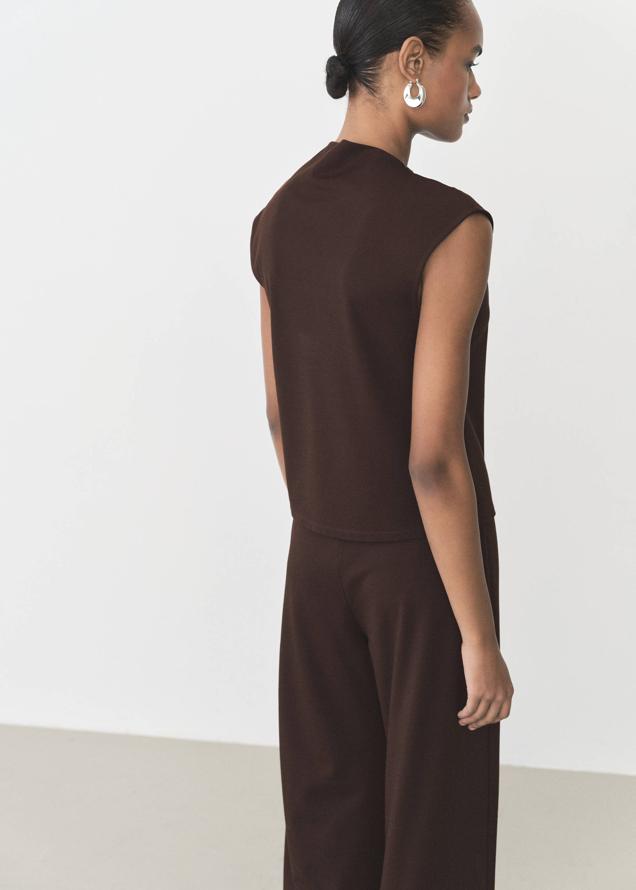 T-shirt com gola assimétrica e rufados - Verso do artigo