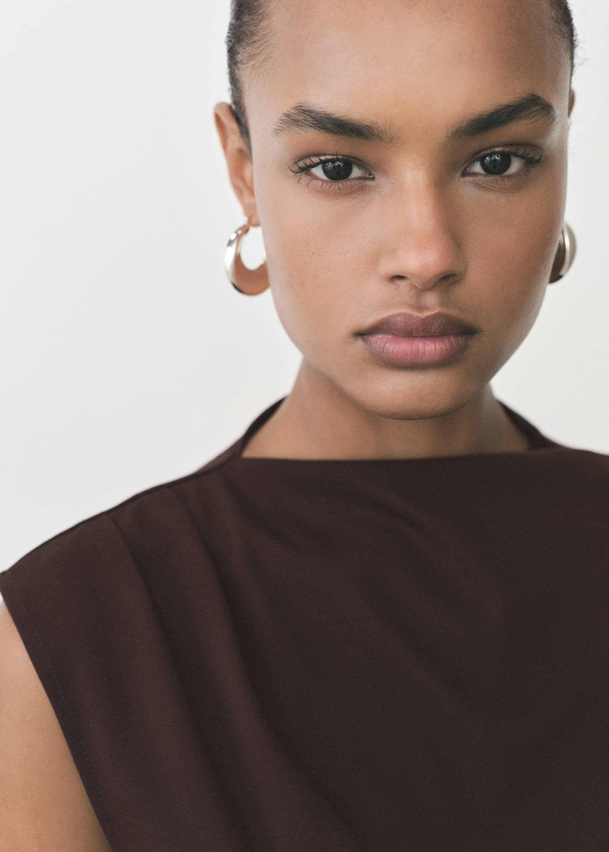 T-shirt com gola assimétrica e rufados - Pormenor do artigo 1