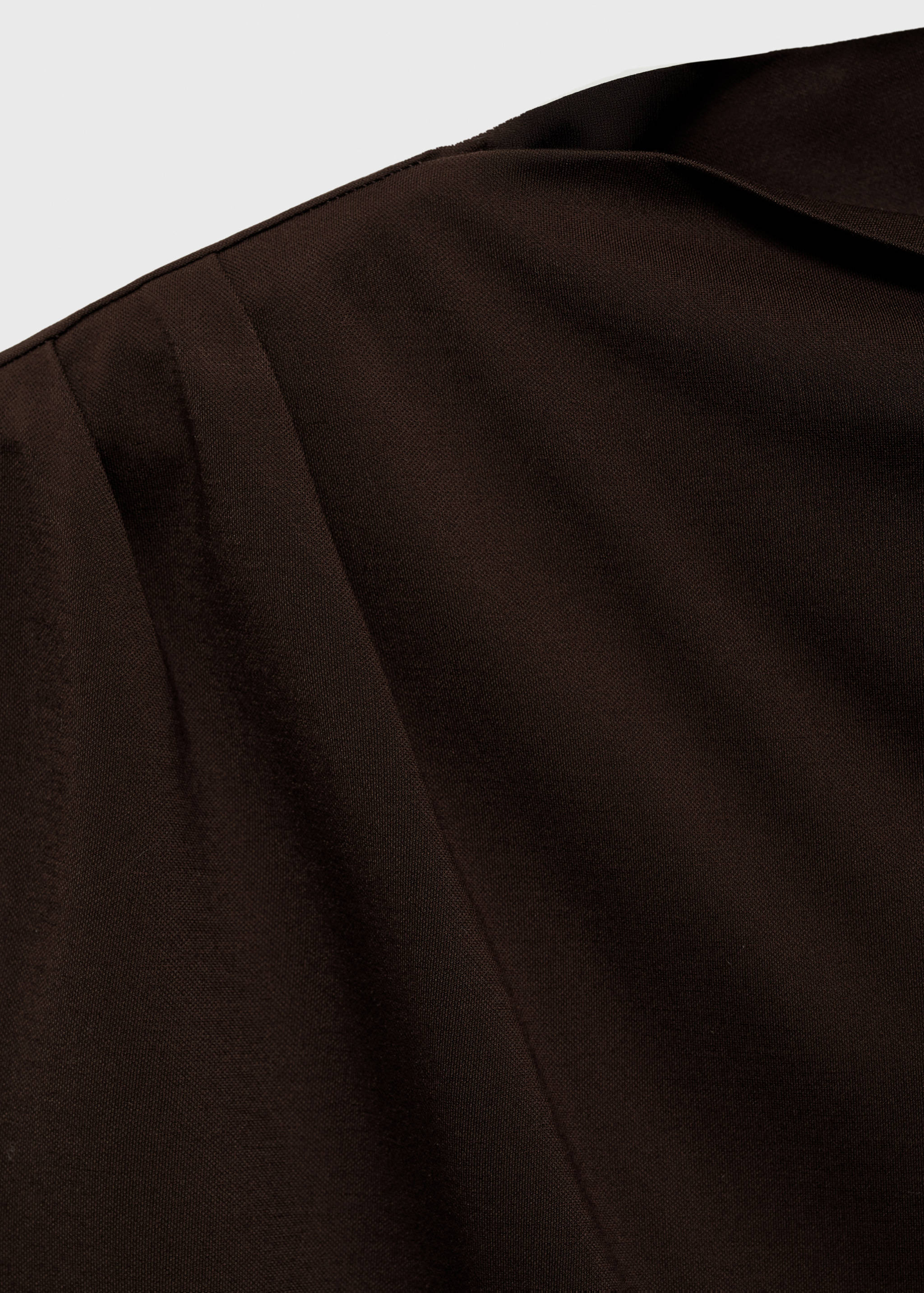 T-shirt com gola assimétrica e rufados - Pormenor do artigo 8