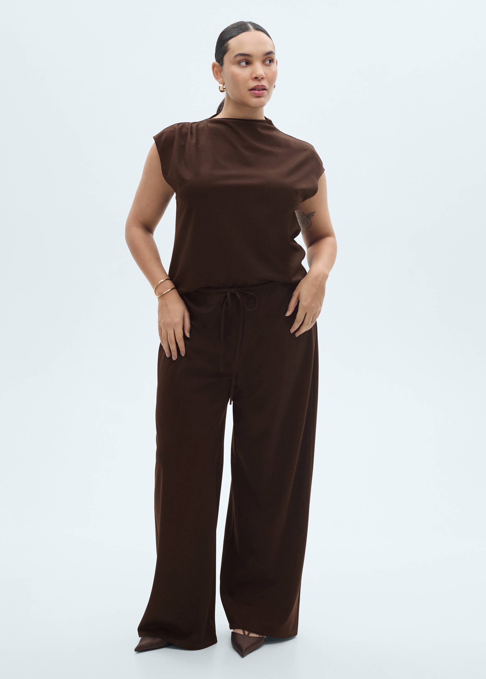 T-shirt com gola assimétrica e rufados - Pormenor do artigo 3