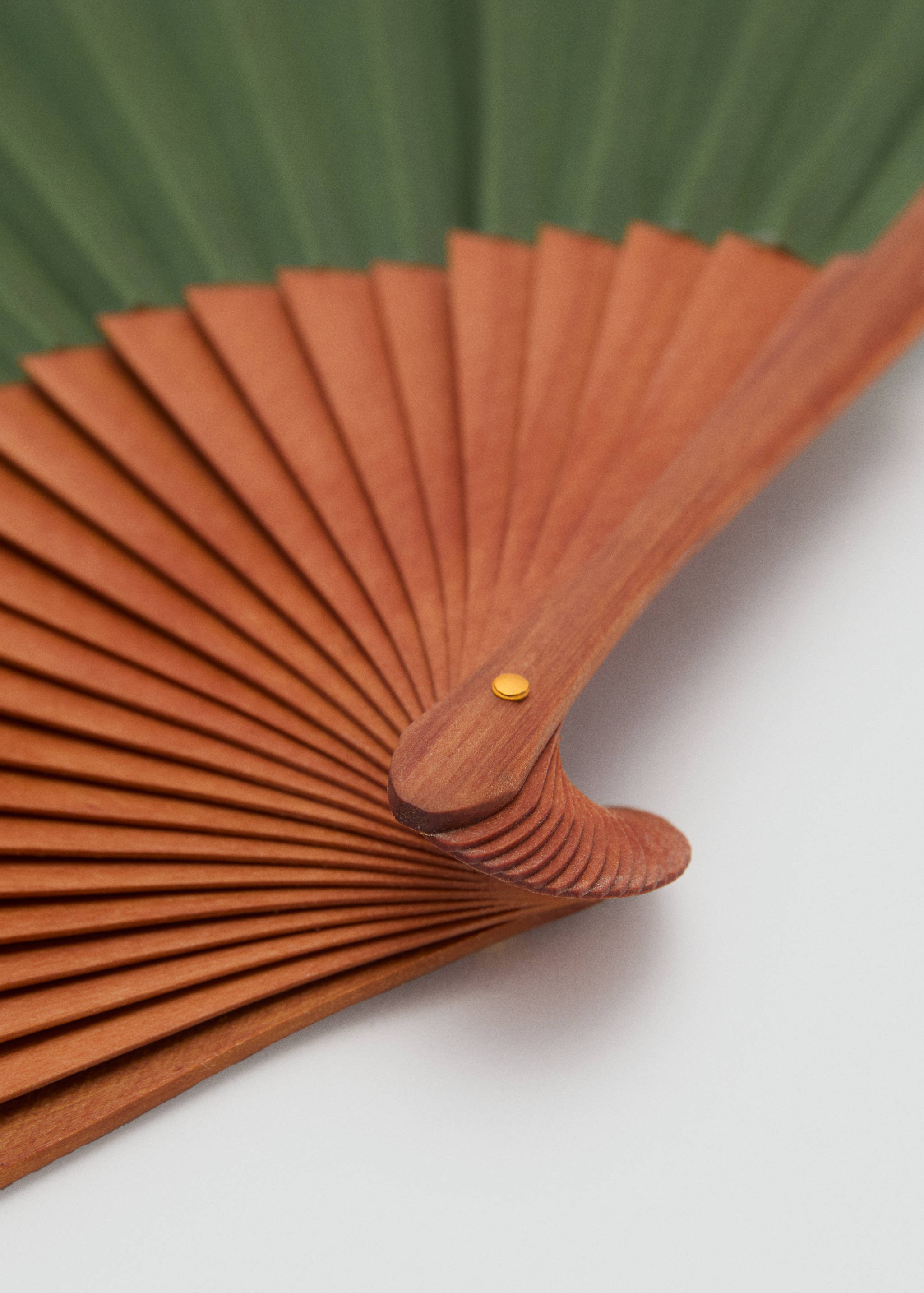 Smooth wooden fan - Details of the article 1