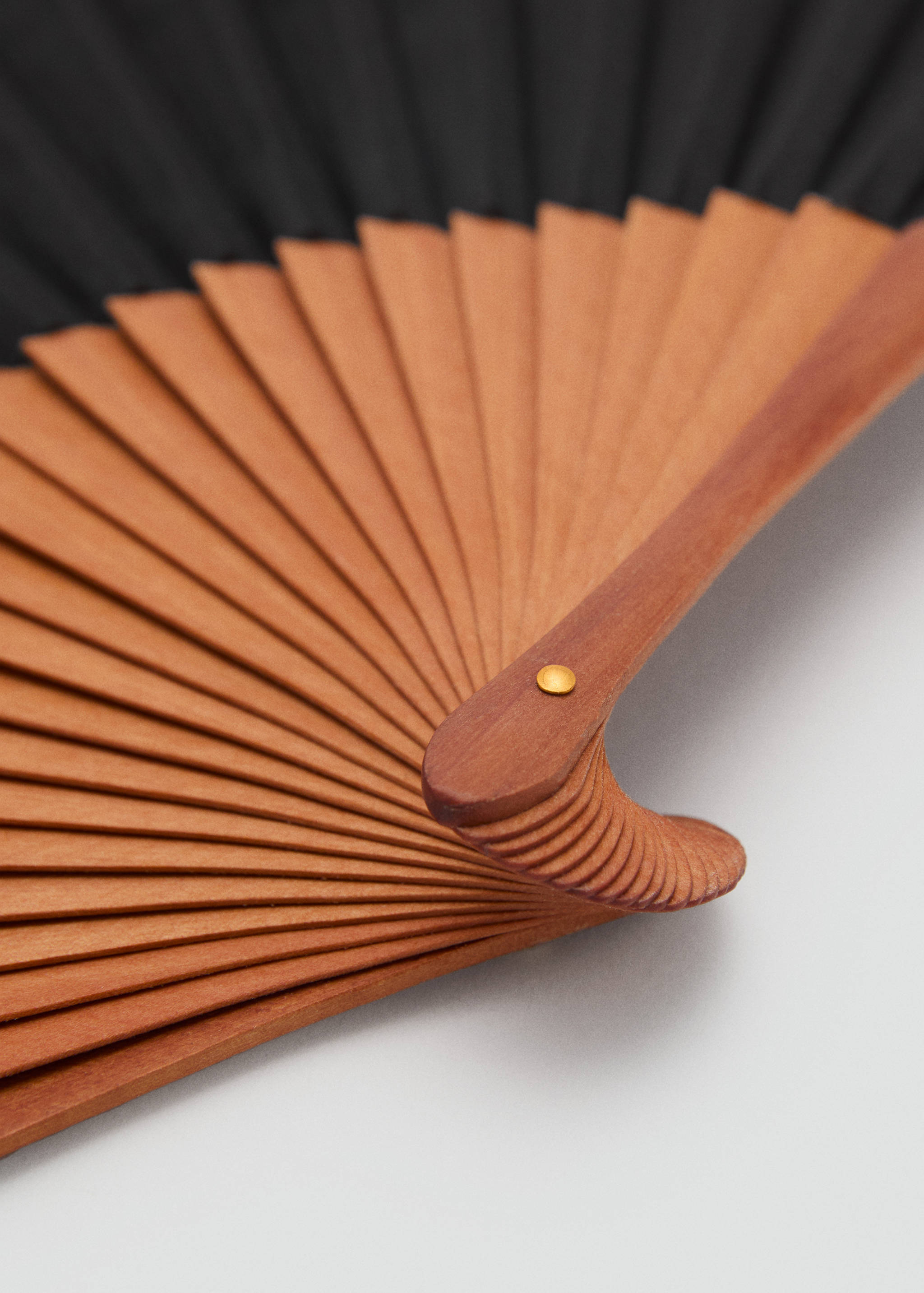 Smooth wooden fan - Details of the article 1