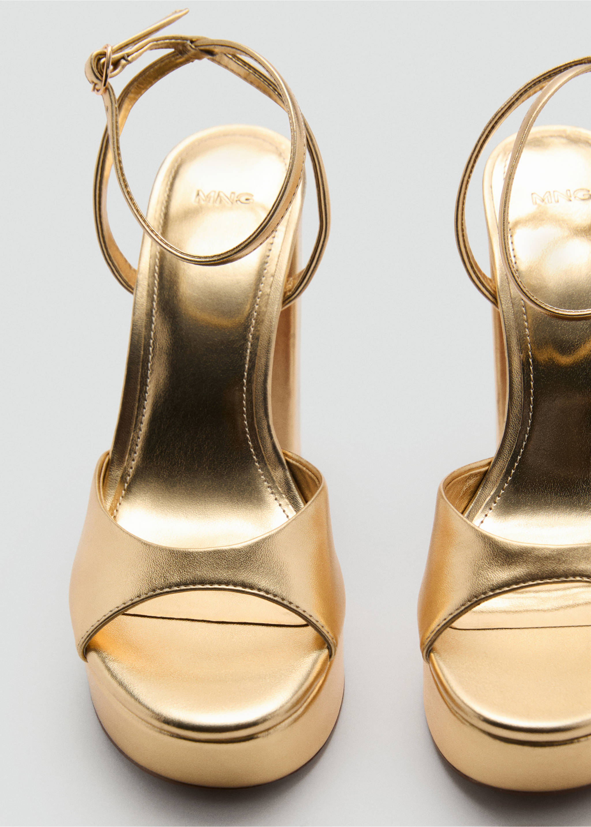 Metallic-effect heeled sandals - Details of the article 1, Gold. Ref: 87085933-00.