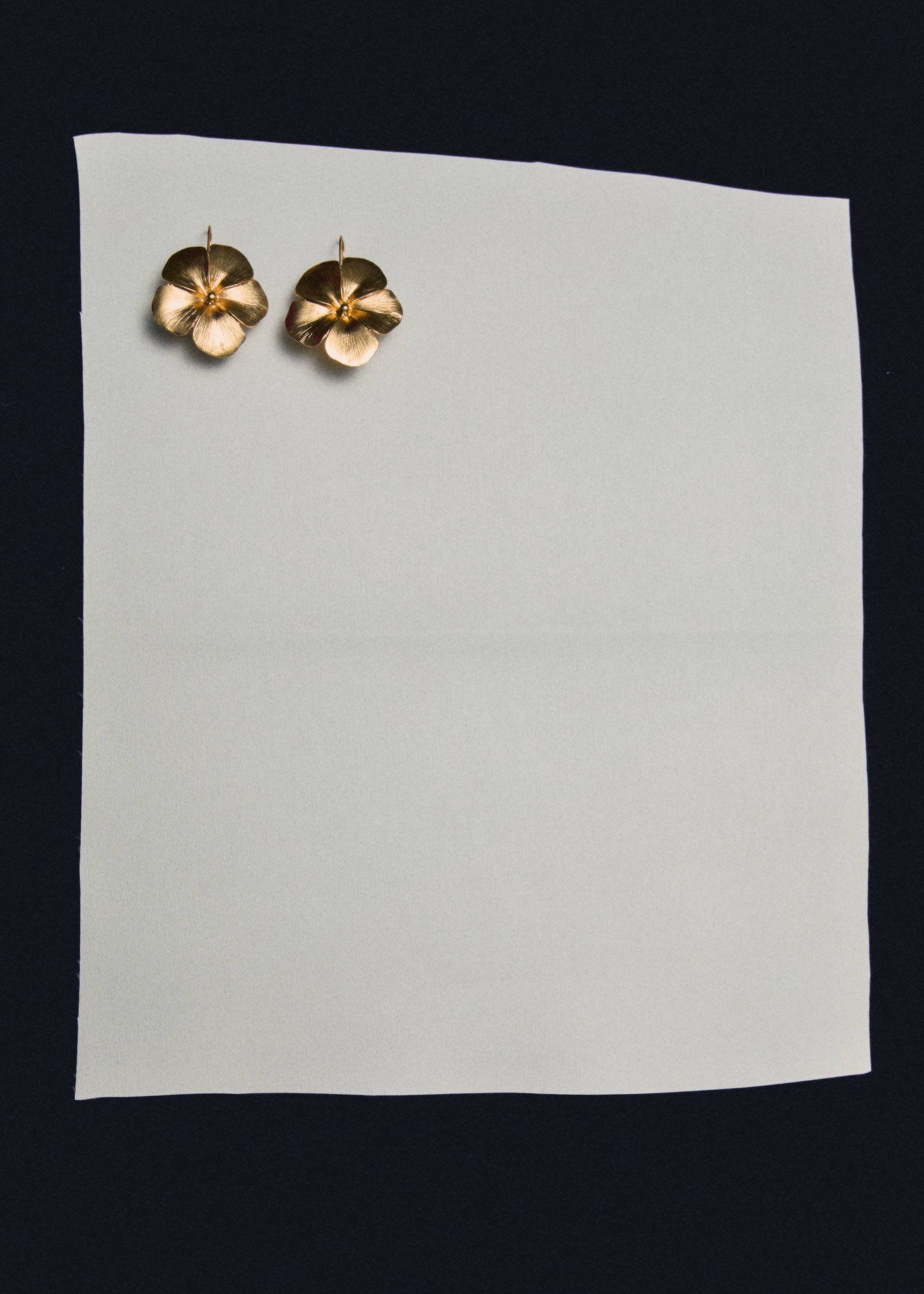 Серьги в форме цветка - Общий план