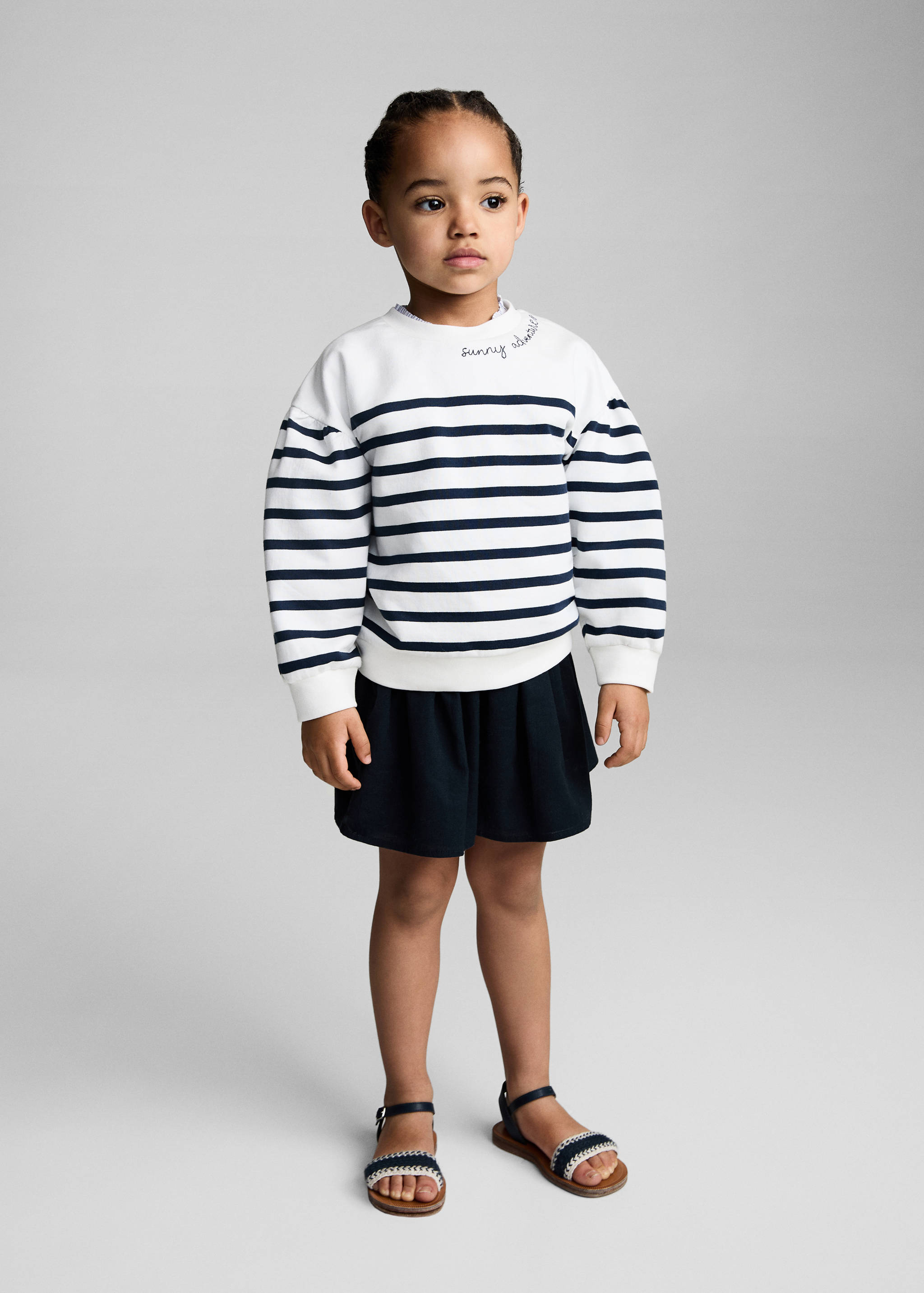 Полосатый свитшот с надписью - Общий план