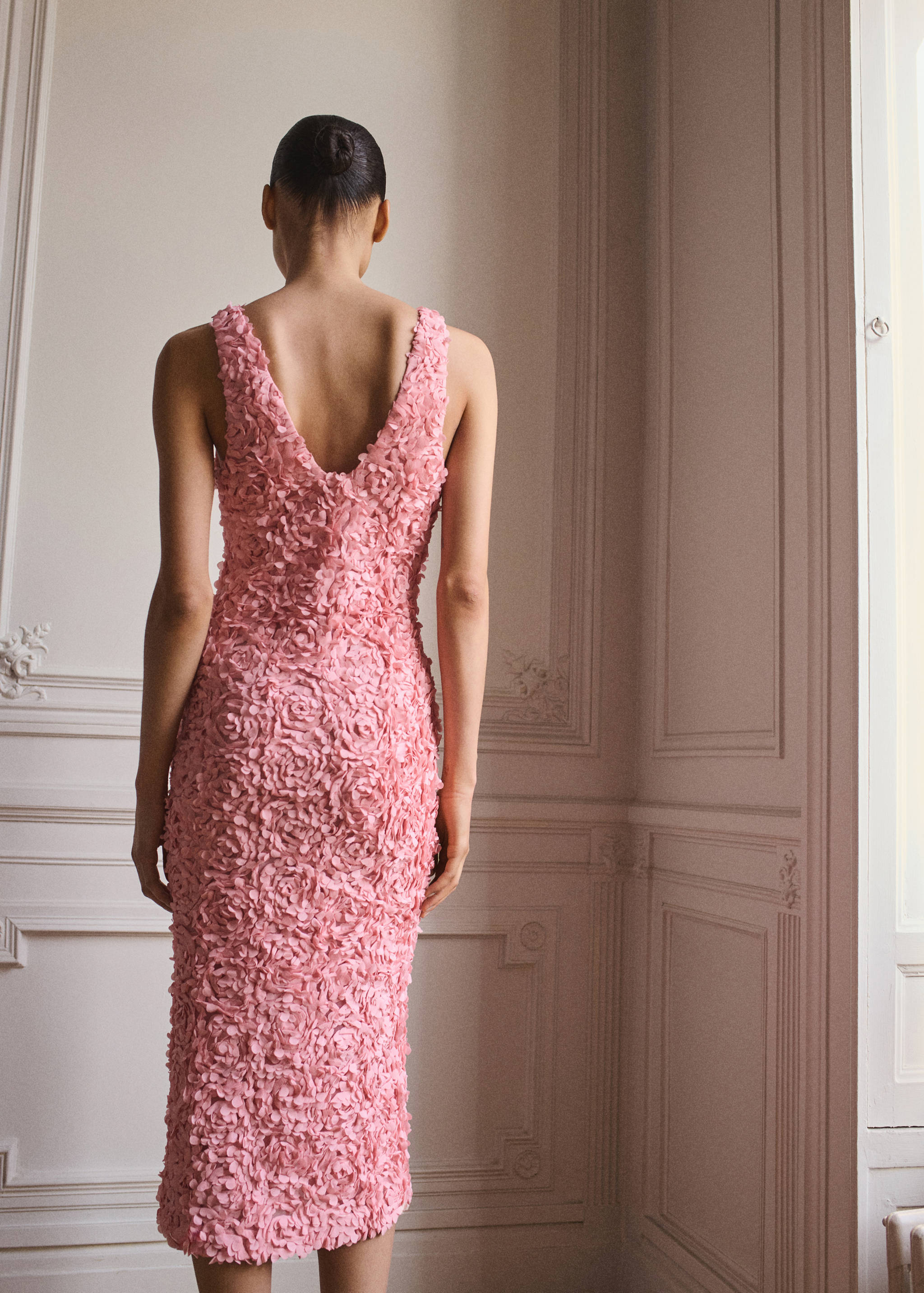 Tulle dress with embroidered flower - Reverse of the article