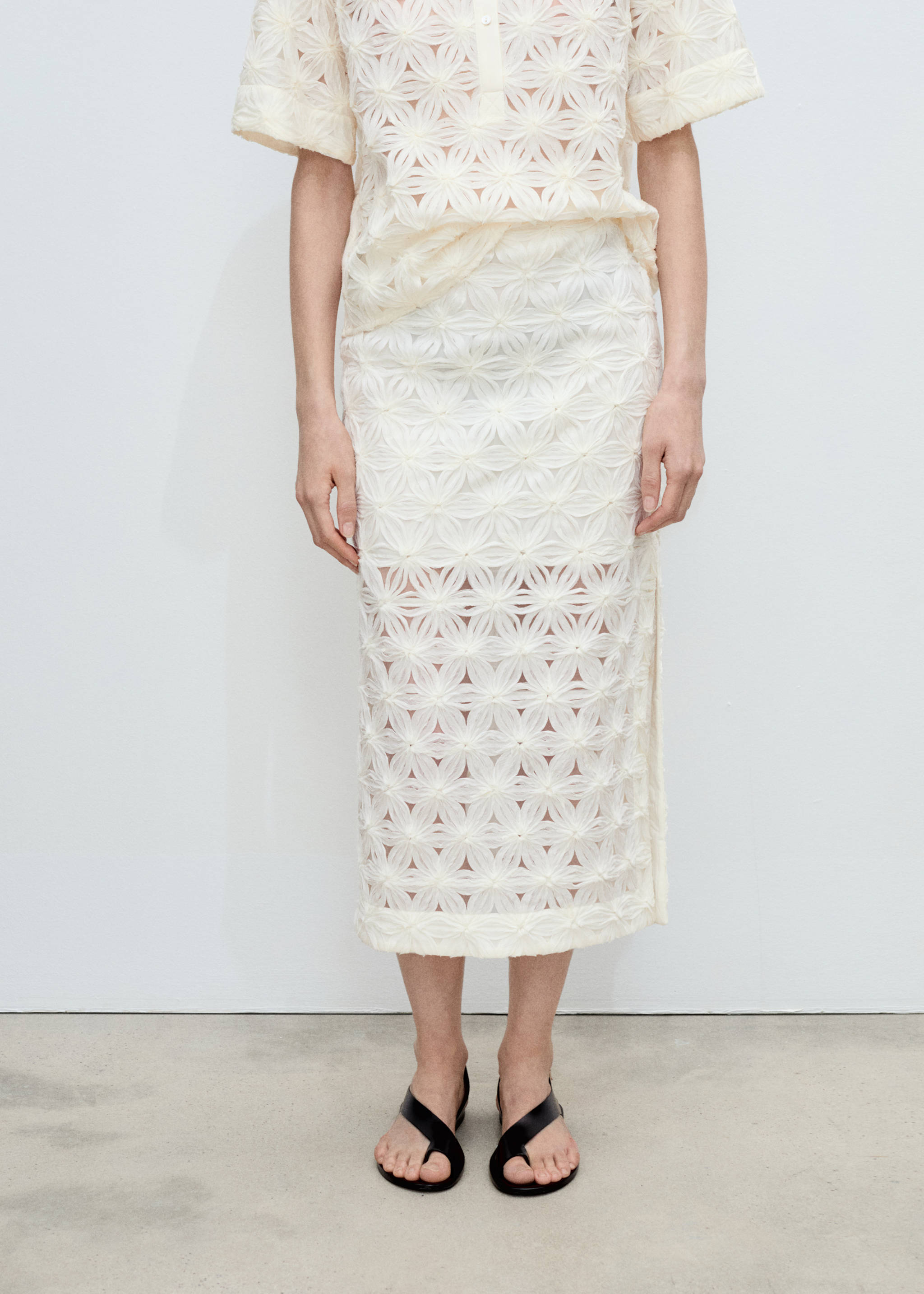 Faldilla calada textura flors - Pla mig