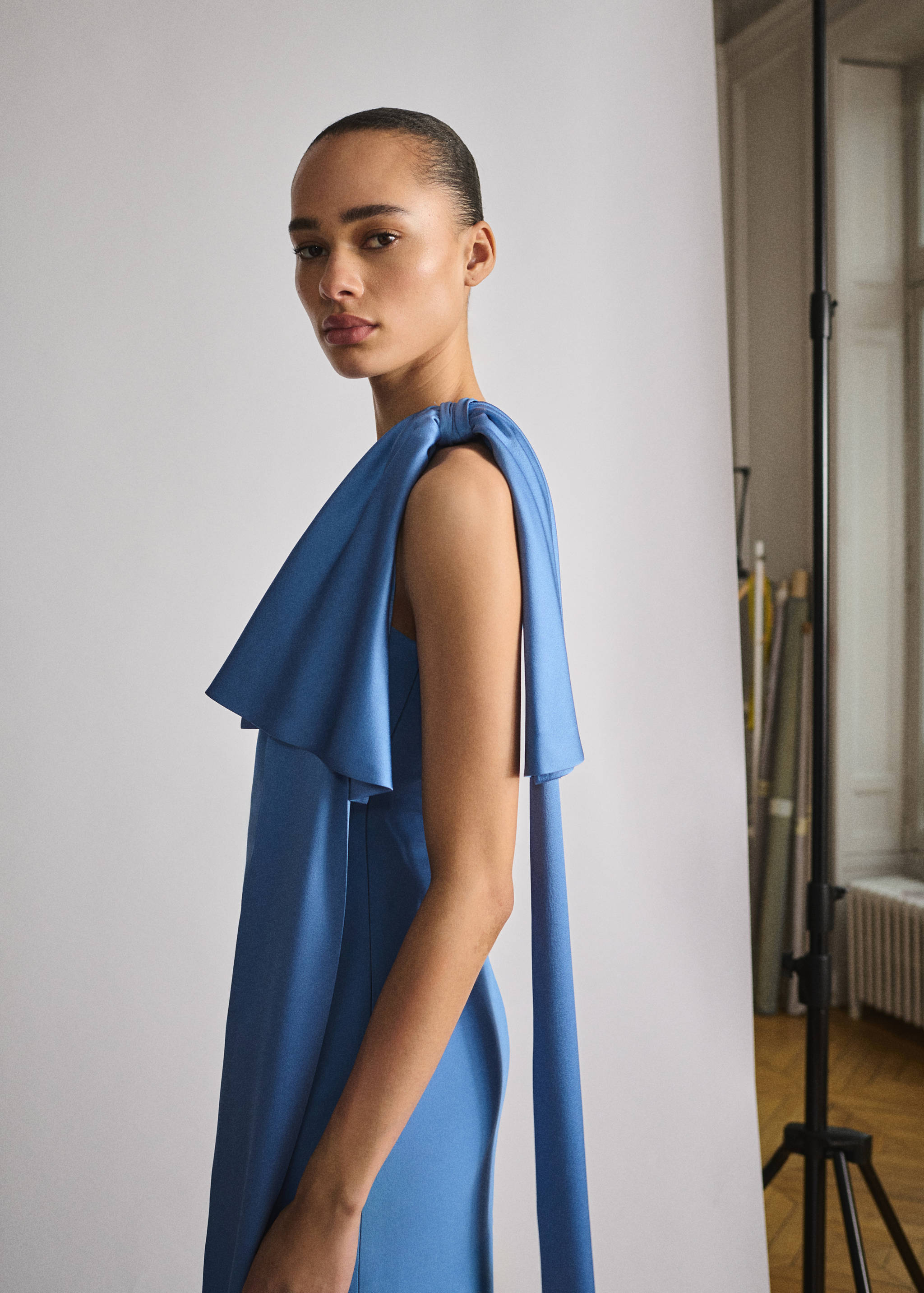 Ντραπέ σατέν φόρεμα με λεπτομέρεια φιόγκο - Λεπτομέρεια του προϊόντος 1