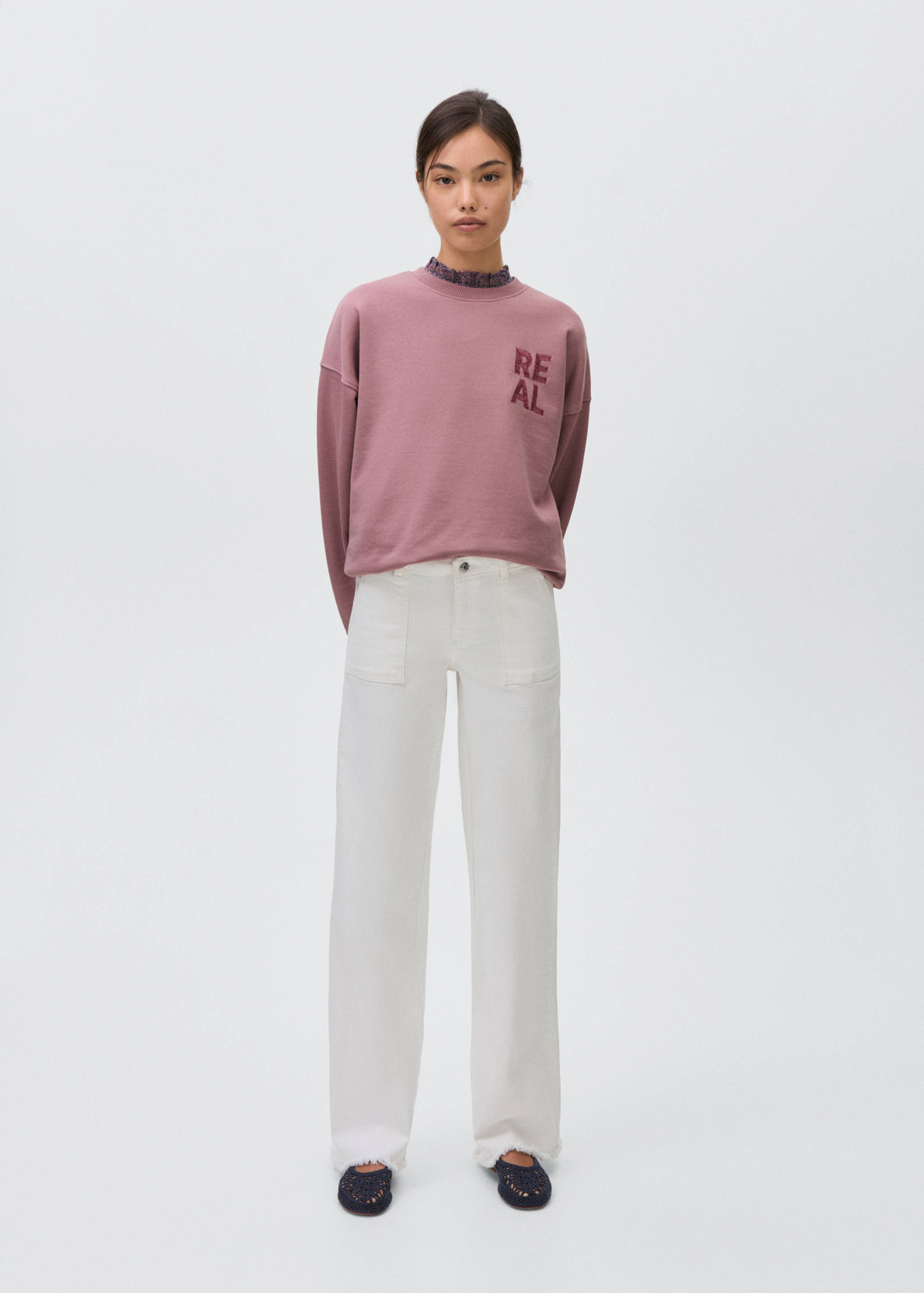 Dessuadora missatge brodat - Pla general