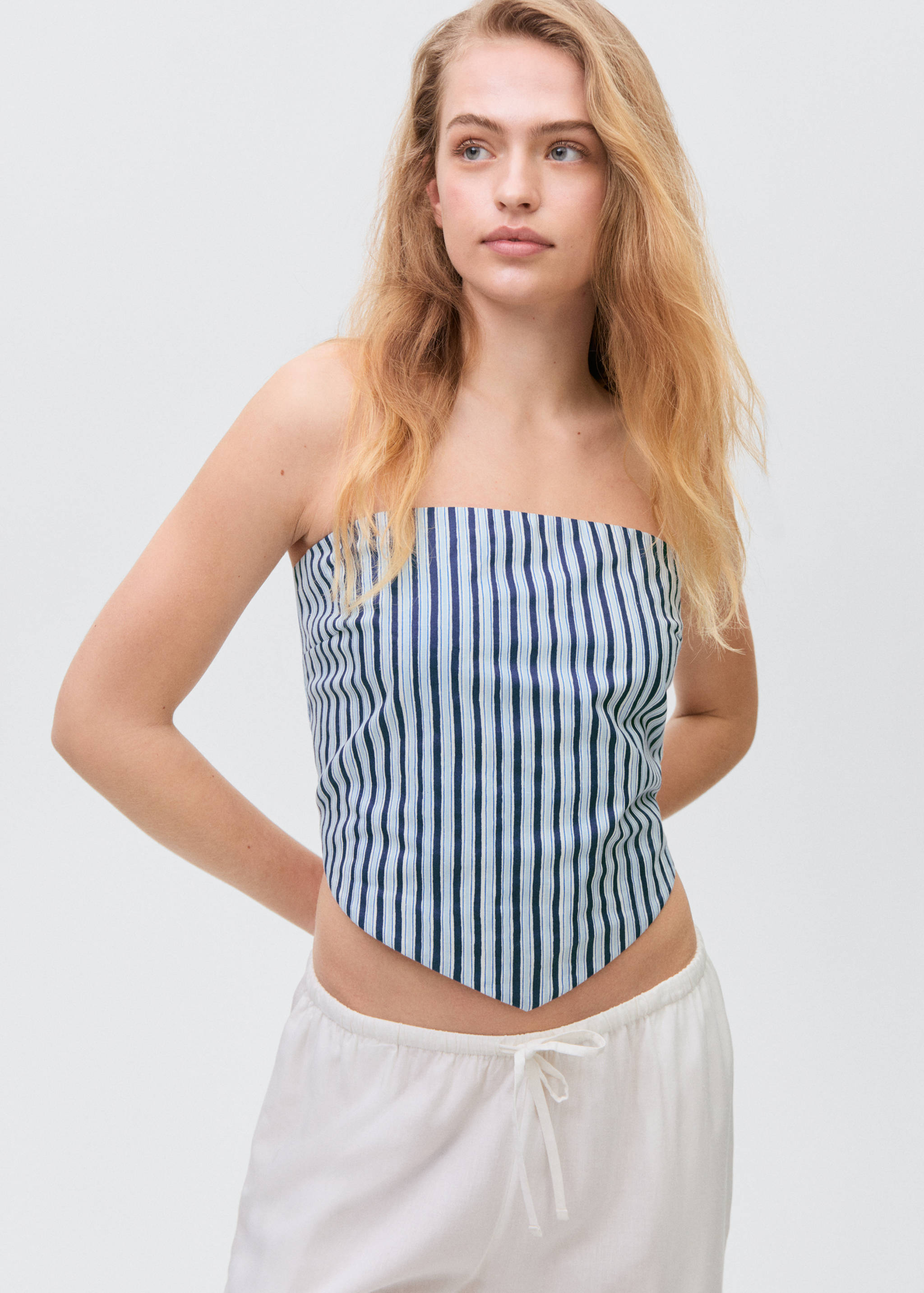 بلوزة باندانا بياقة على شكل V - رؤية وسط