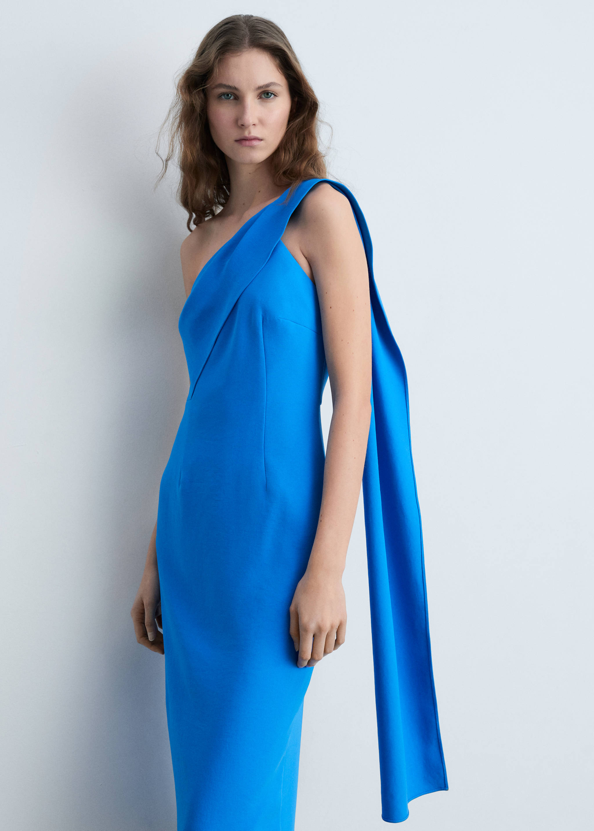 Robe asymétrique col nœud - Plan moyen