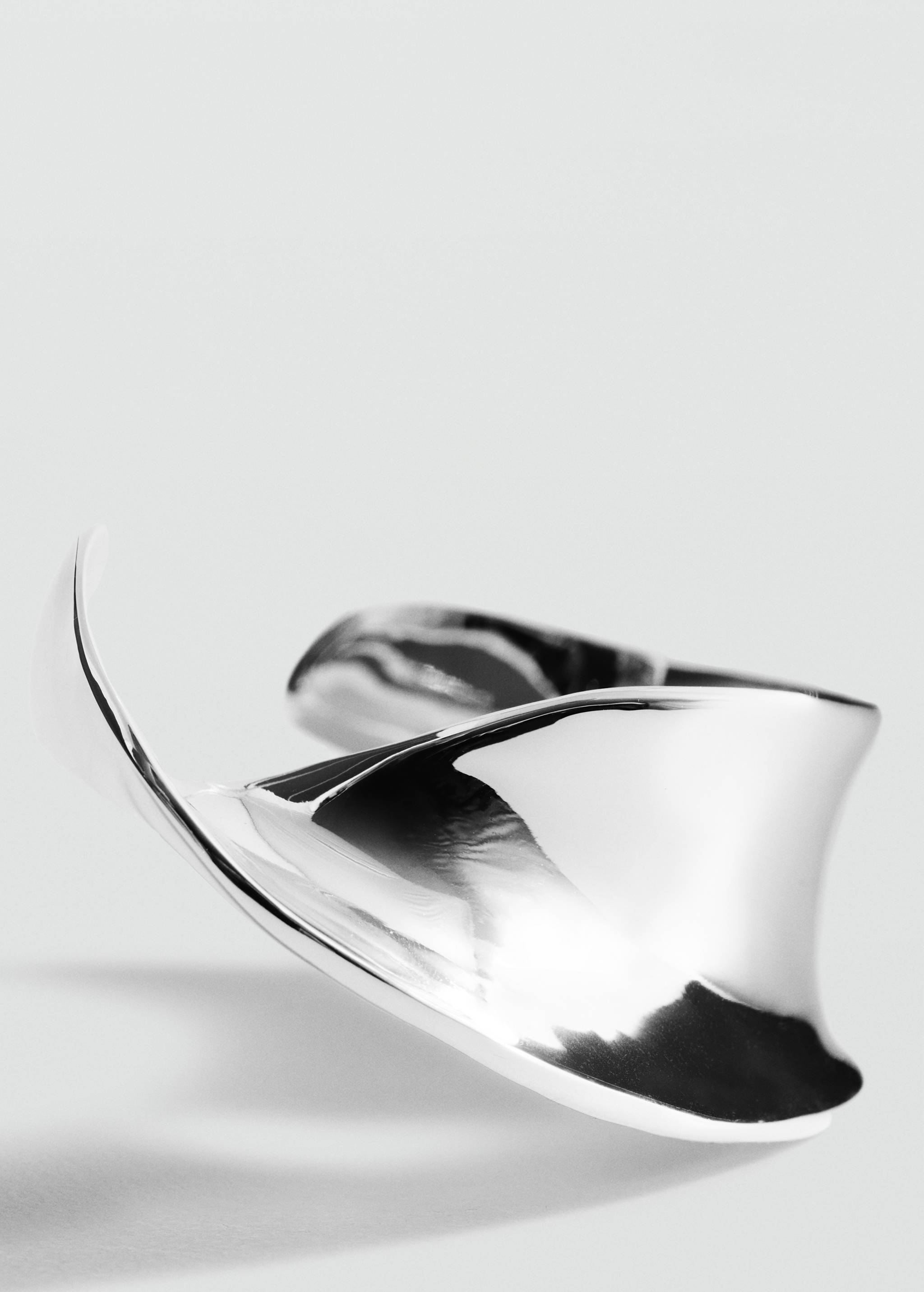 Άκαμπτο στριφτό βραχιόλι - Μεσαίο πλάνο