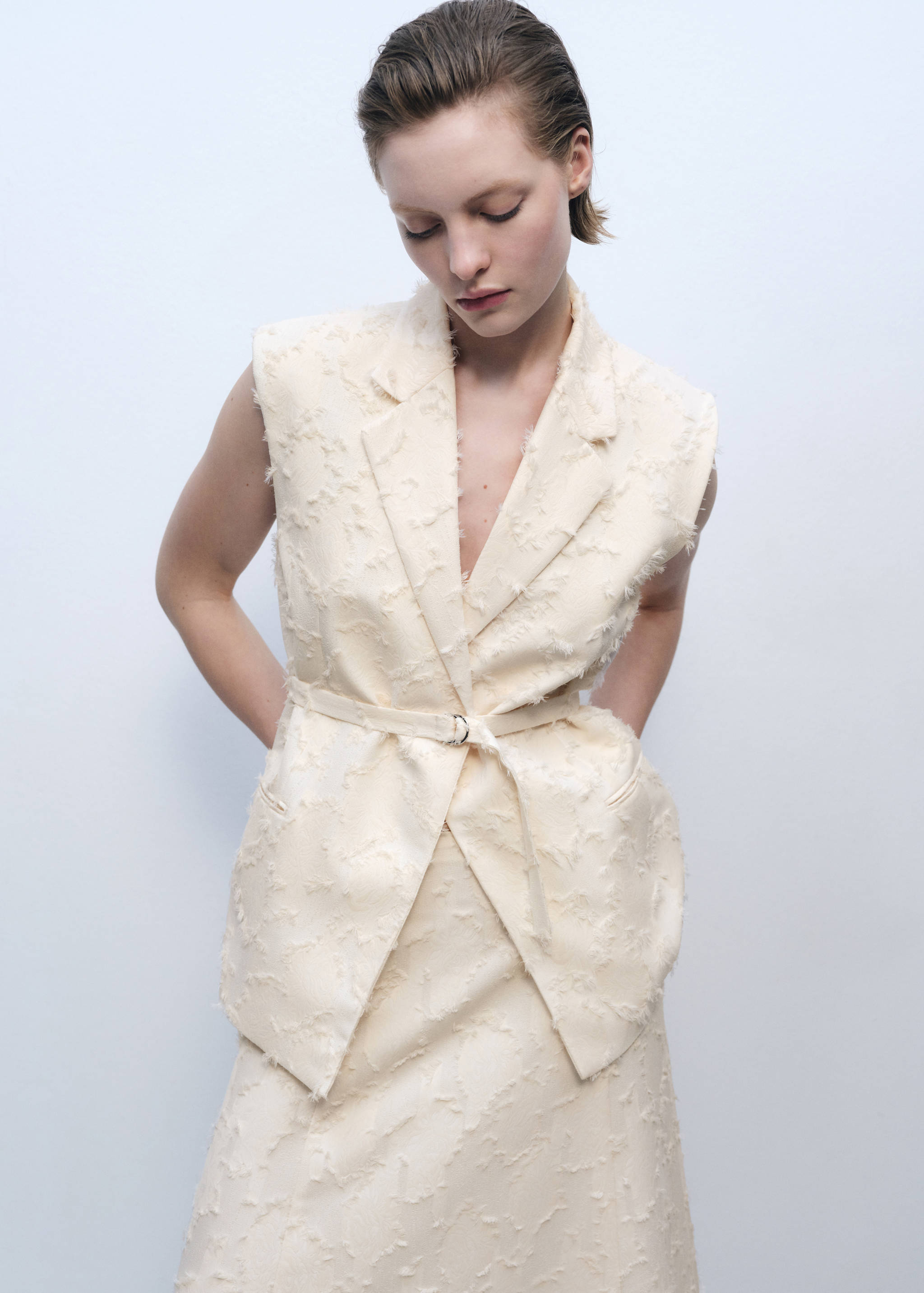 Colete com textura e cinto - Plano médio