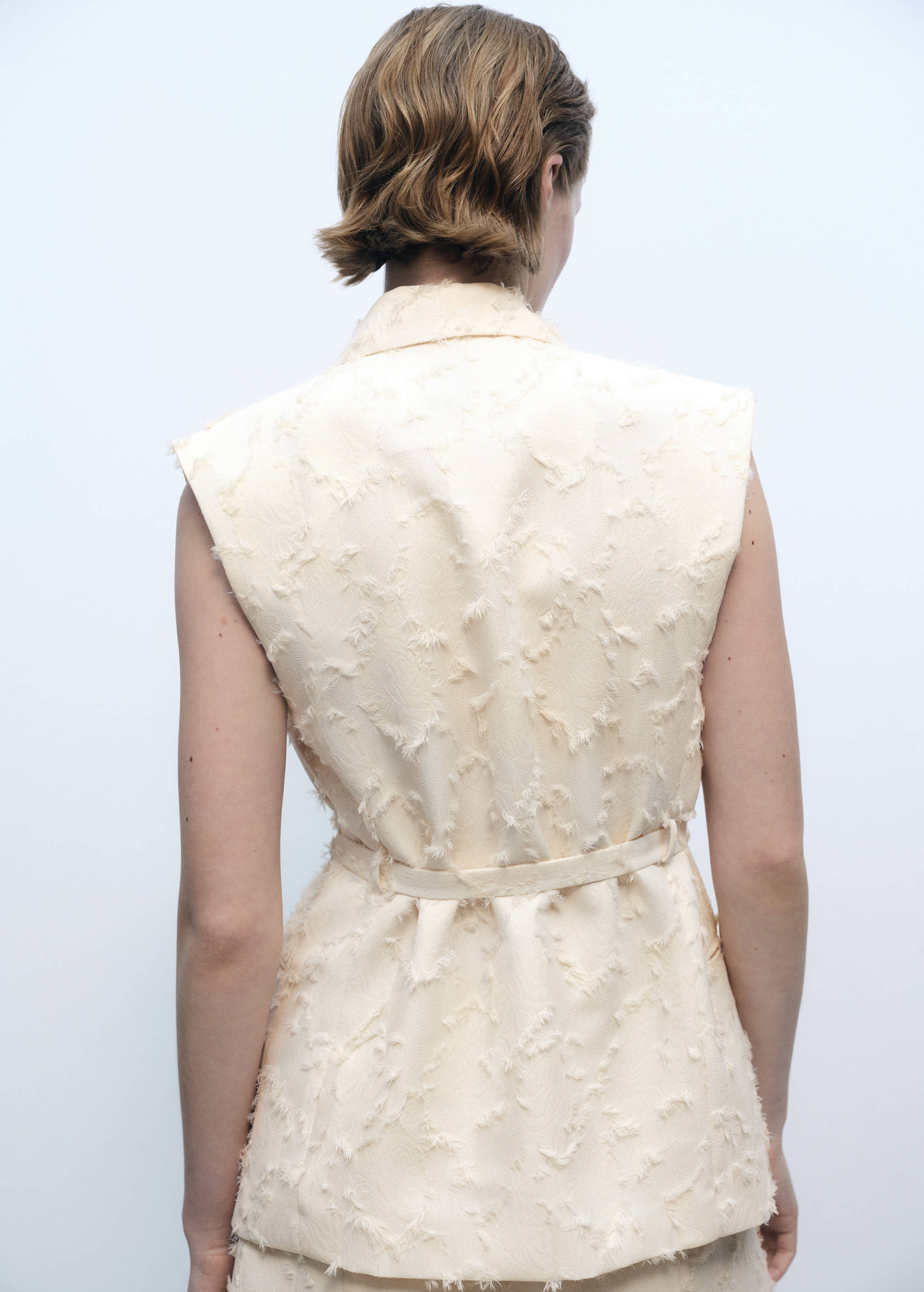 Colete com textura e cinto - Verso do artigo