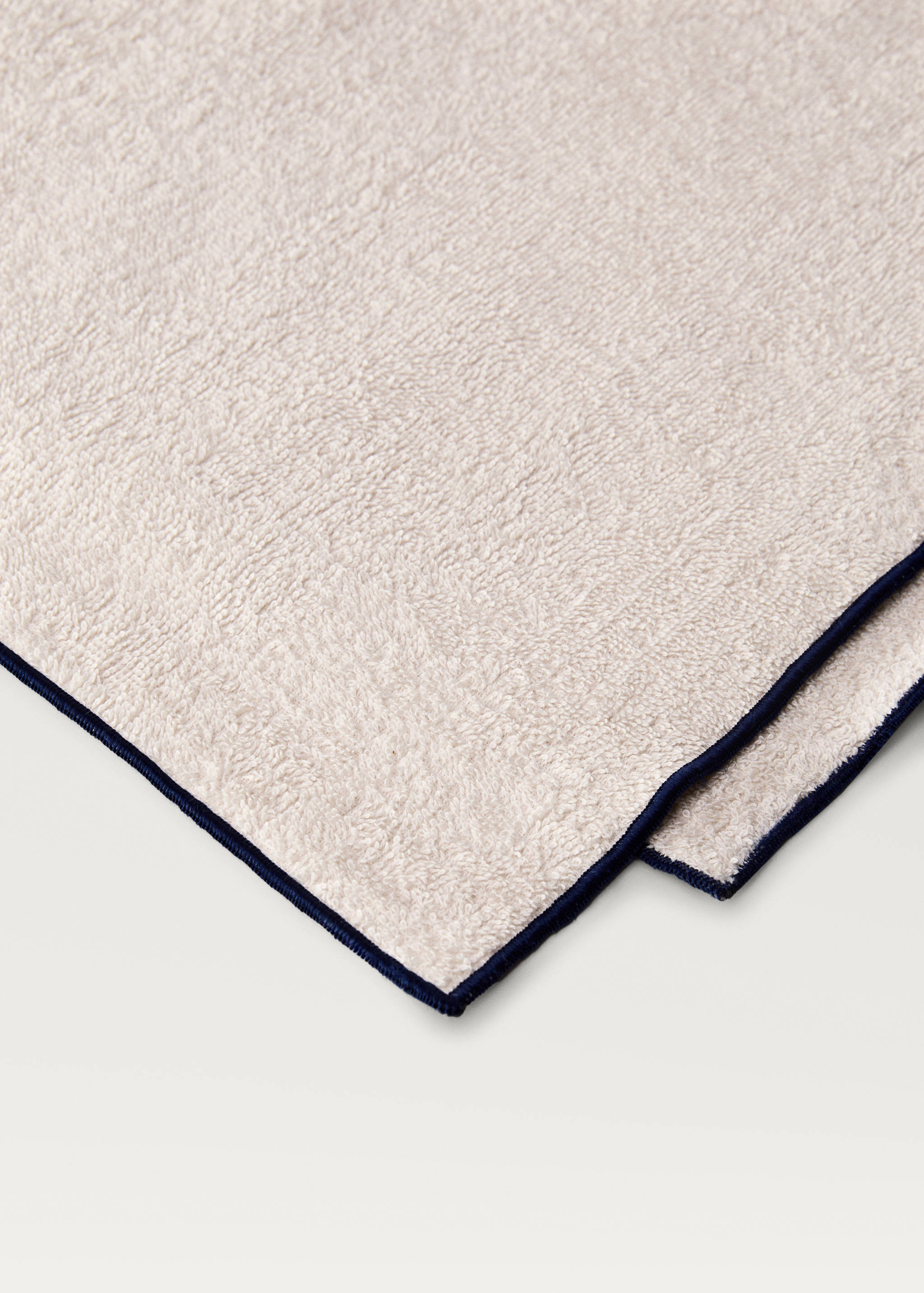 Strandtuch mit kontrastierendem Overlock-Saum - Detail des Artikels 1