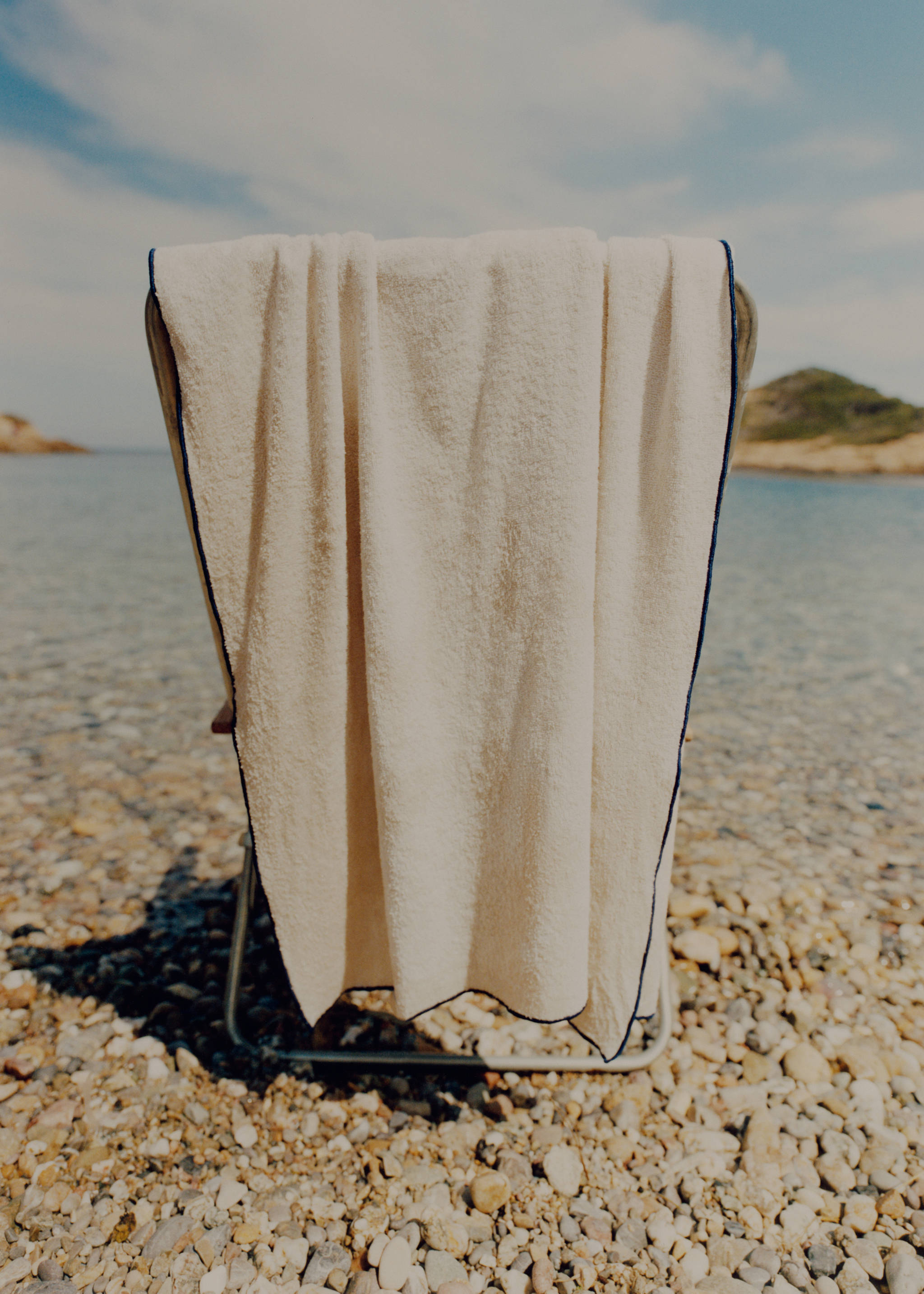 Strandtuch mit kontrastierendem Overlock-Saum - Detail des Artikels 6