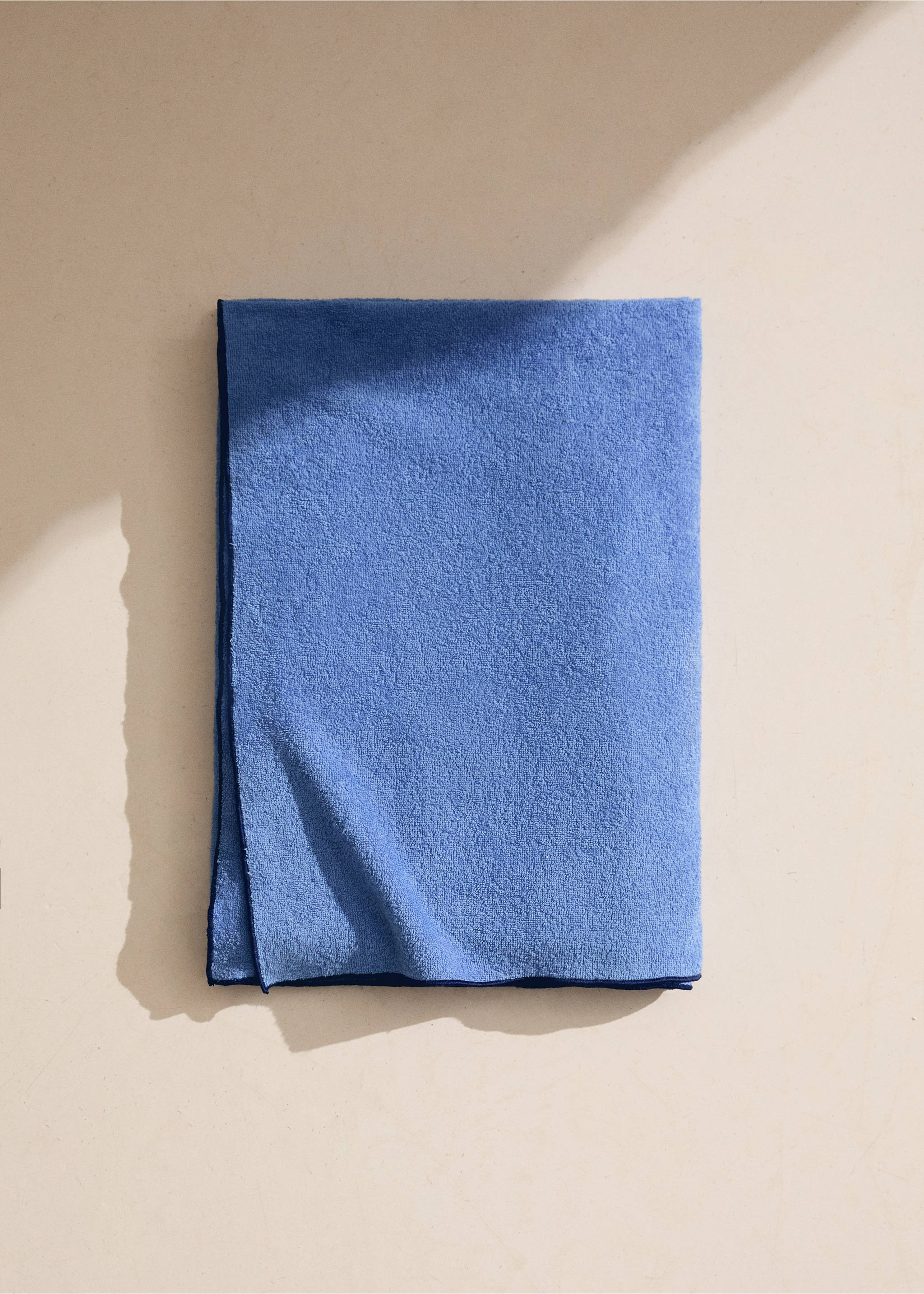 Strandtuch mit kontrastierendem Overlock-Saum - Allgemeine Ansicht, Blau. Ref: 87086724-00.