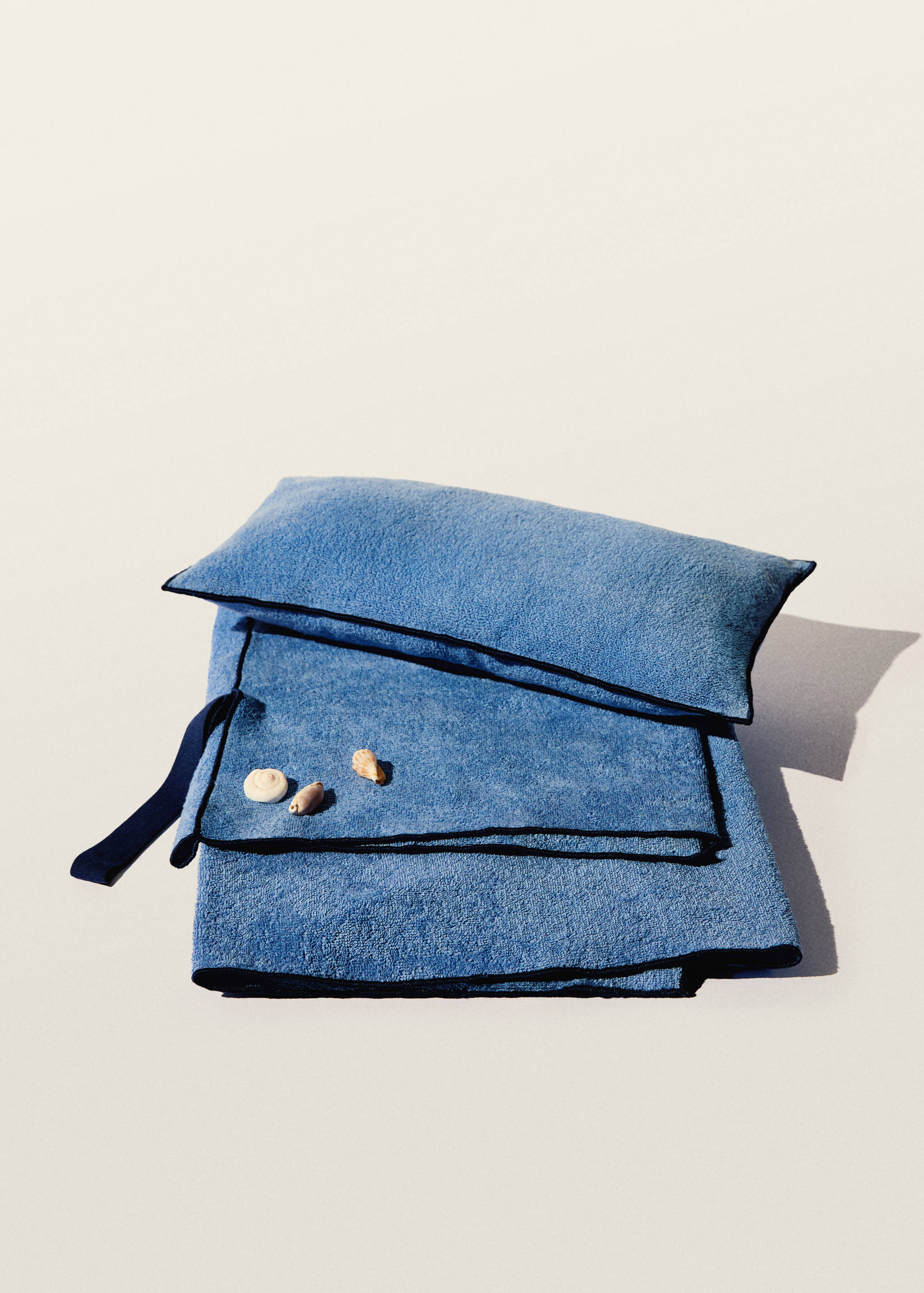 Strandtuch mit kontrastierendem Overlock-Saum - Detail des Artikels 8