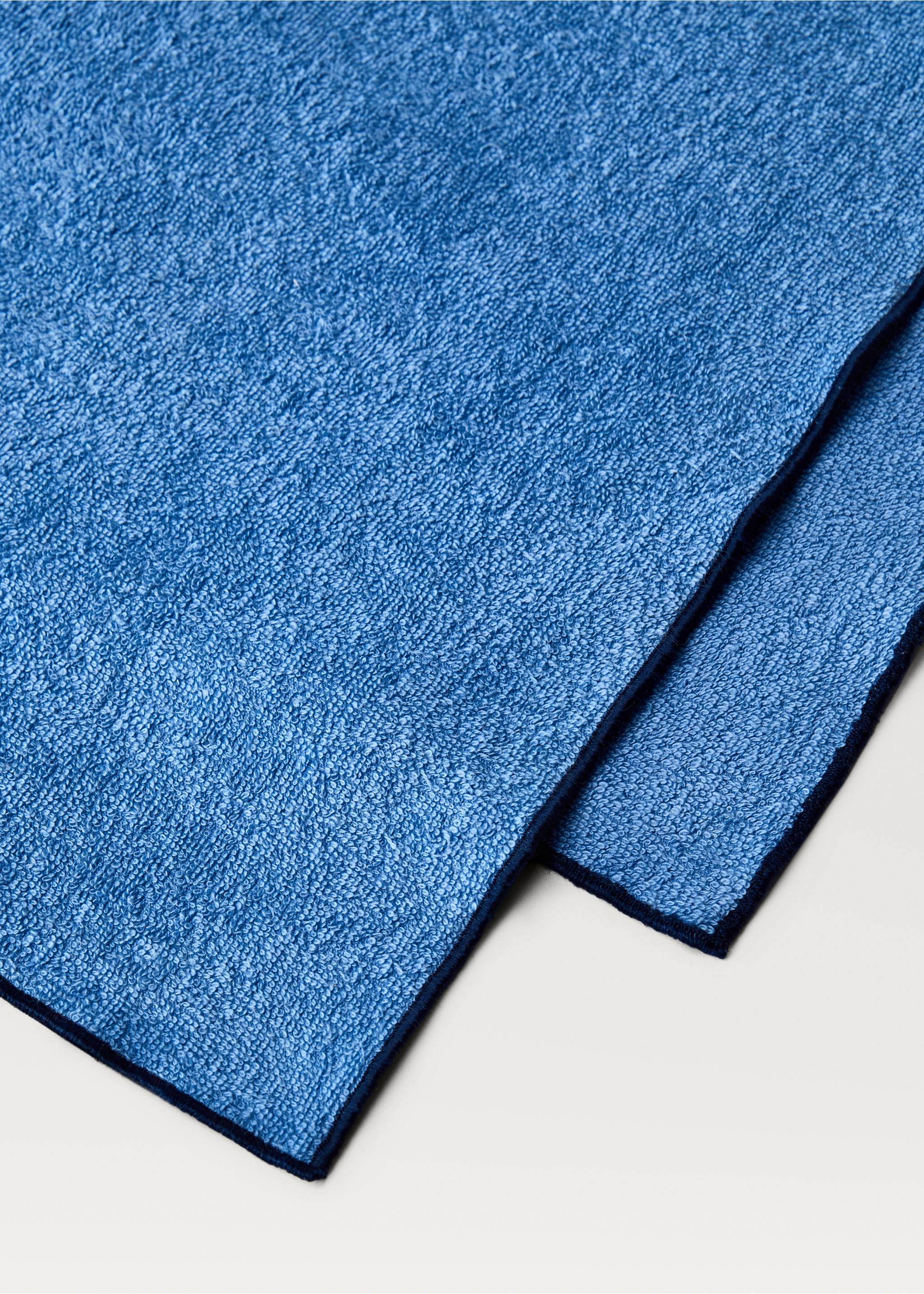 Strandtuch mit kontrastierendem Overlock-Saum - Detail des Artikels 1, Blau. Ref: 87086724-00.