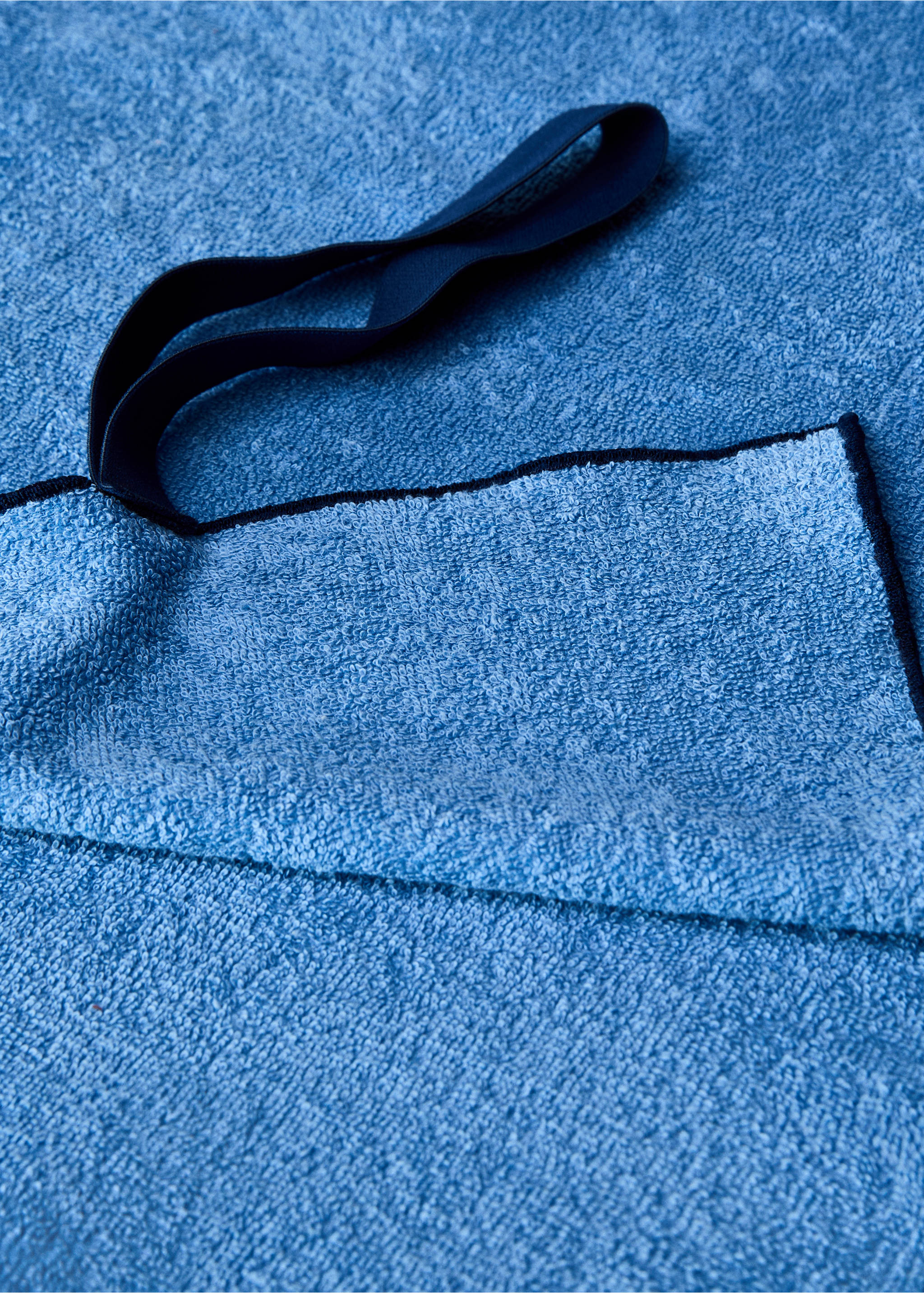 Strandtuch mit kontrastierendem Overlock-Saum - Detail des Artikels 3, Blau. Ref: 87086724-00.