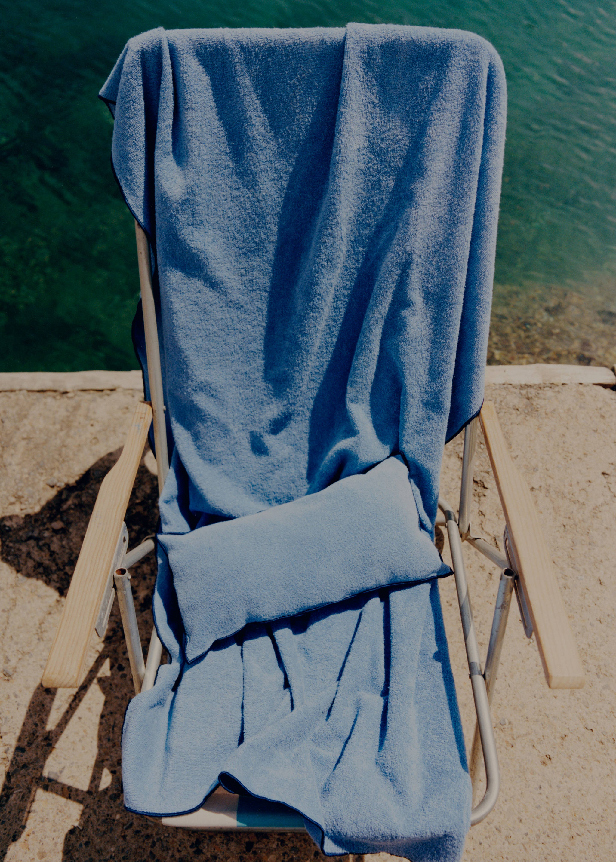 Strandtuch mit kontrastierendem Overlock-Saum - Detail des Artikels 6, Blau. Ref: 87086724-00.