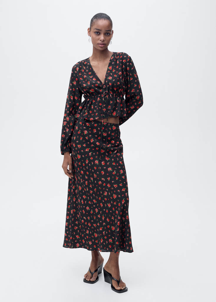 Ruffled floral blouse — Black