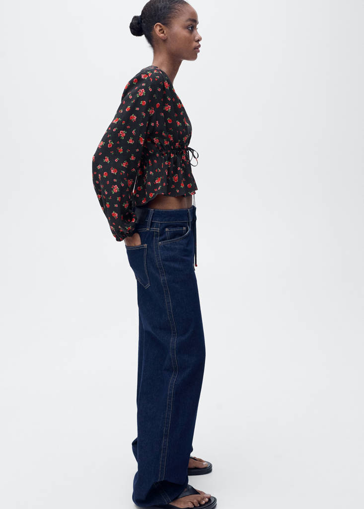 Ruffled floral blouse — Black