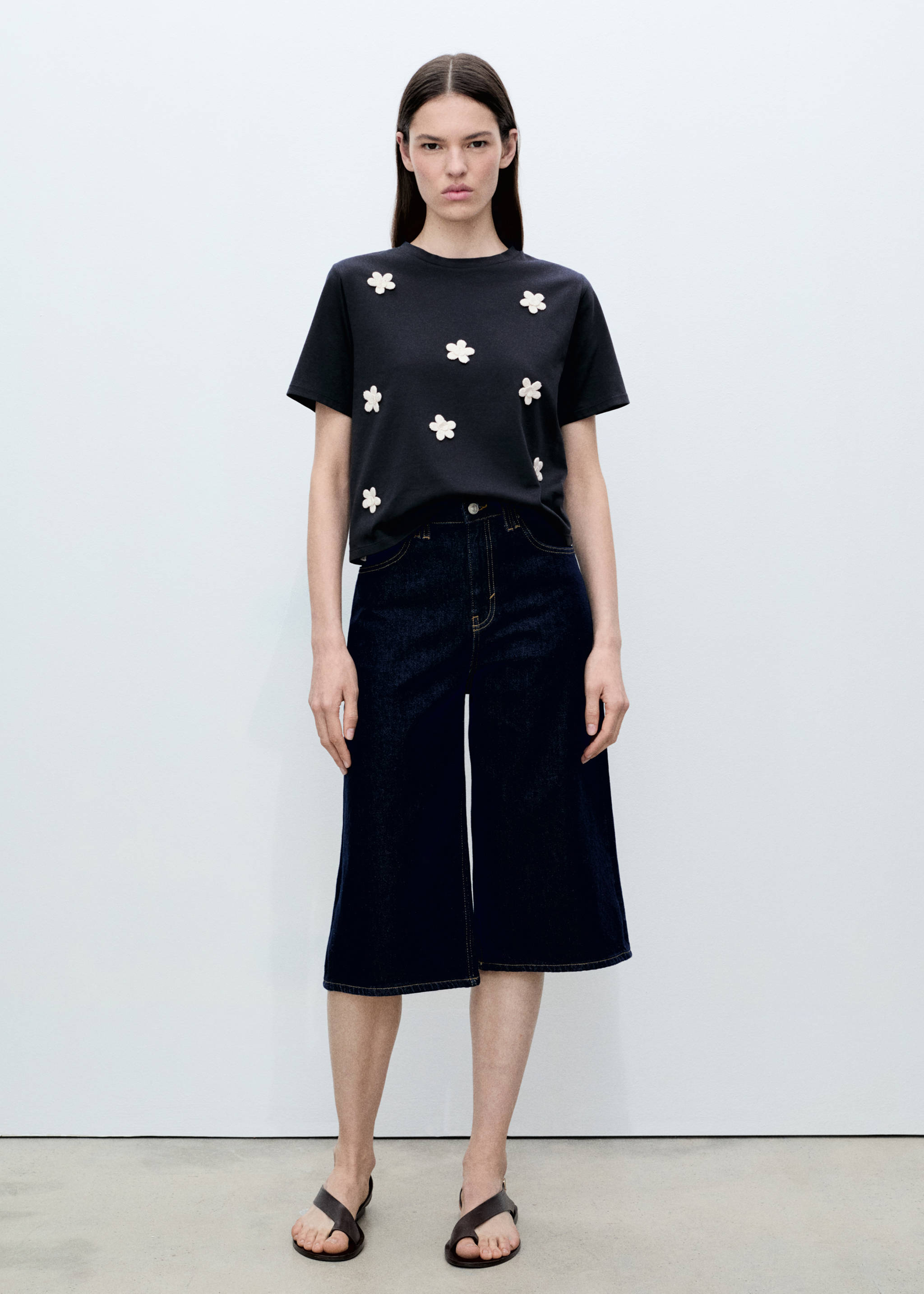 Short-sleeved t-shirt with flower appliqué - General plane