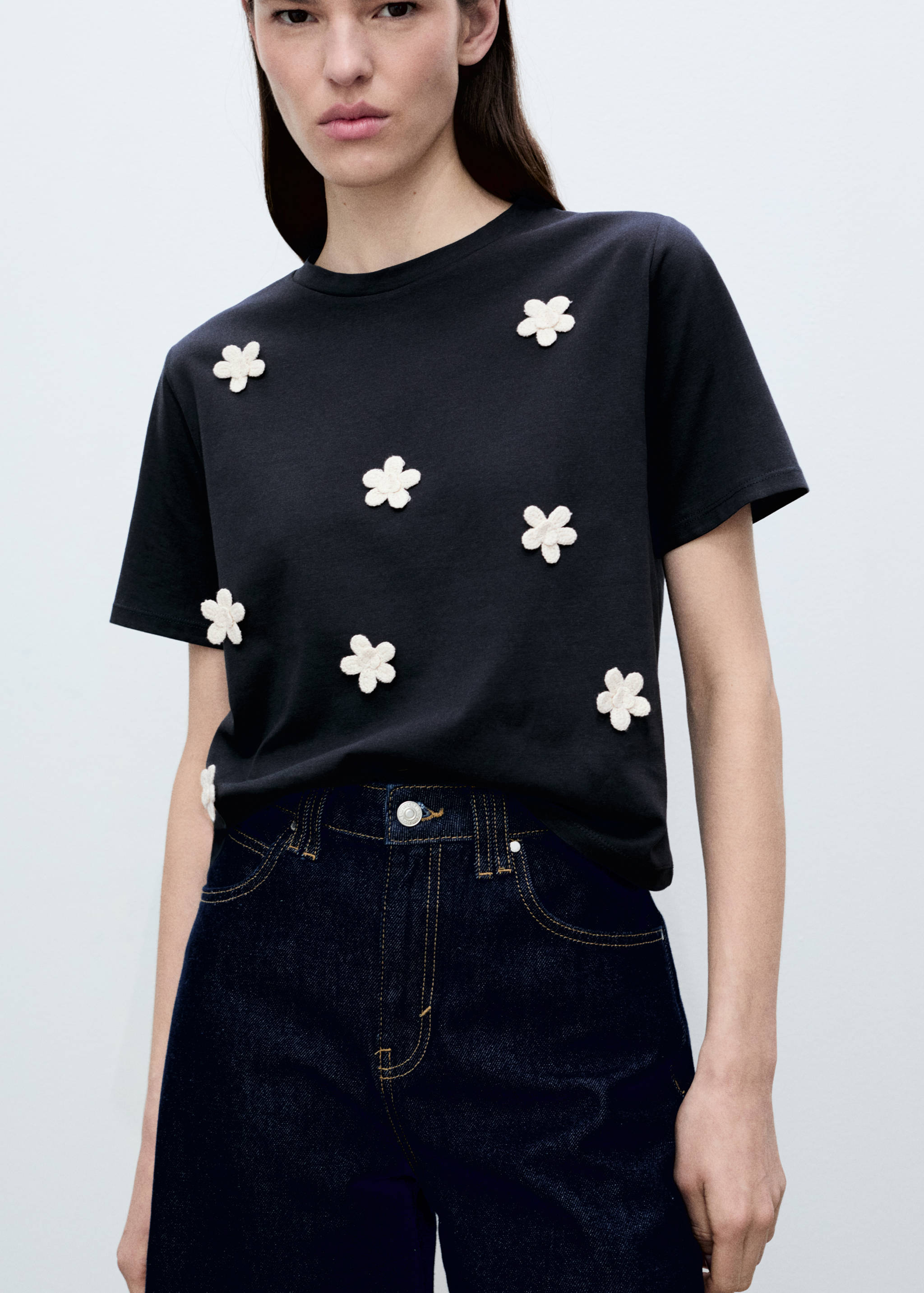 Short-sleeved t-shirt with flower appliqué - Medium plane