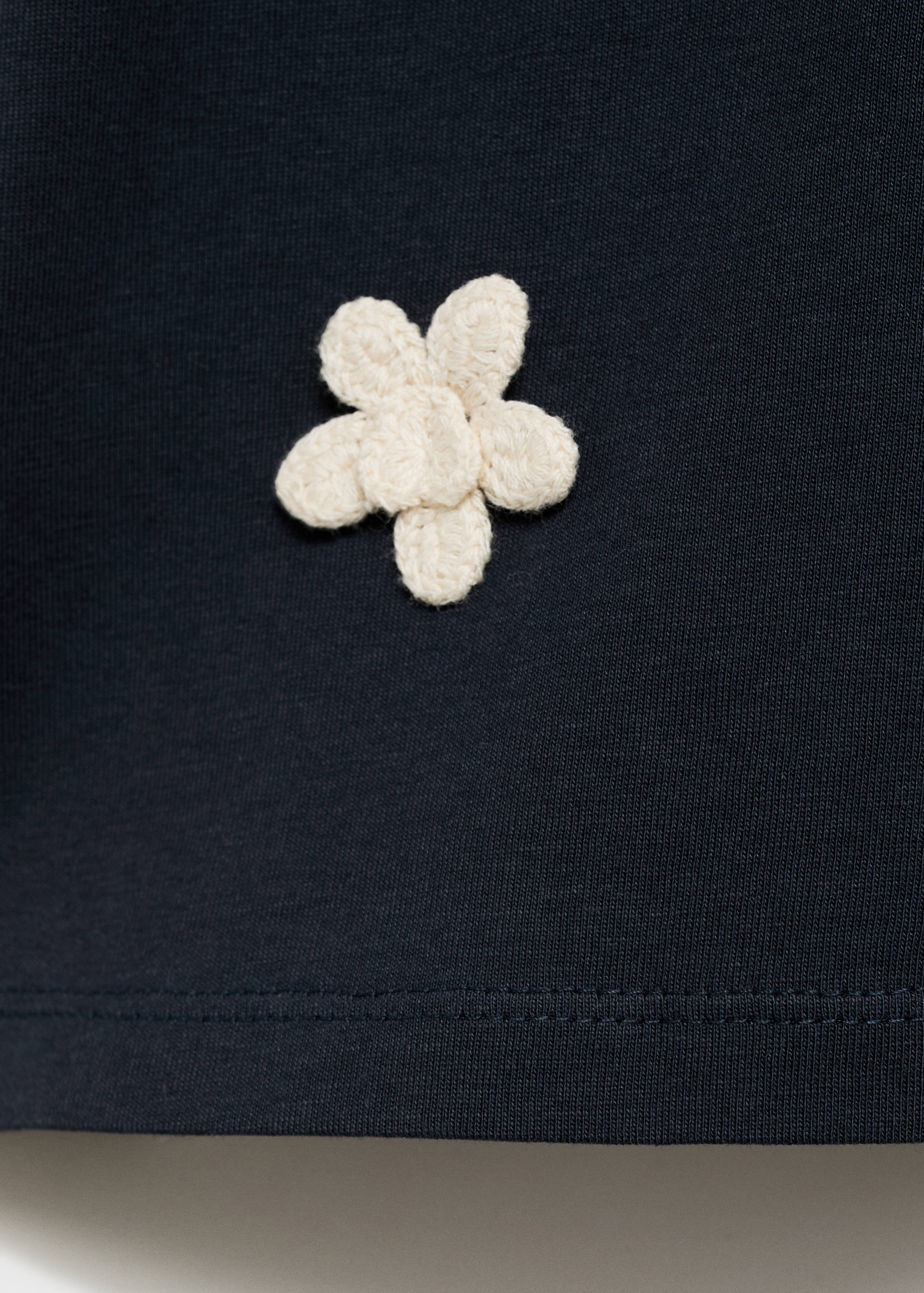Short-sleeved t-shirt with flower appliqué - Details of the article 0