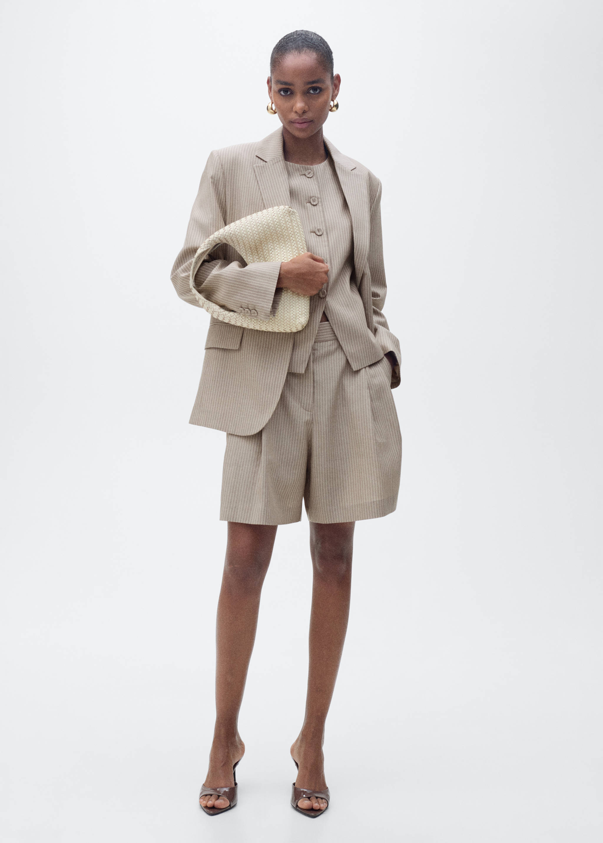 Костюмные бермуды в полоску - Общий план