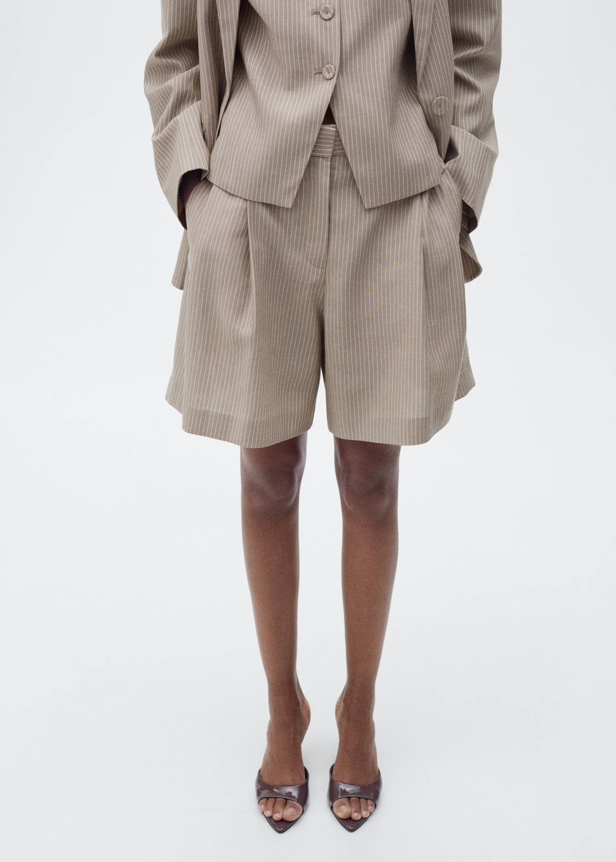 Костюмные бермуды в полоску - Средний план