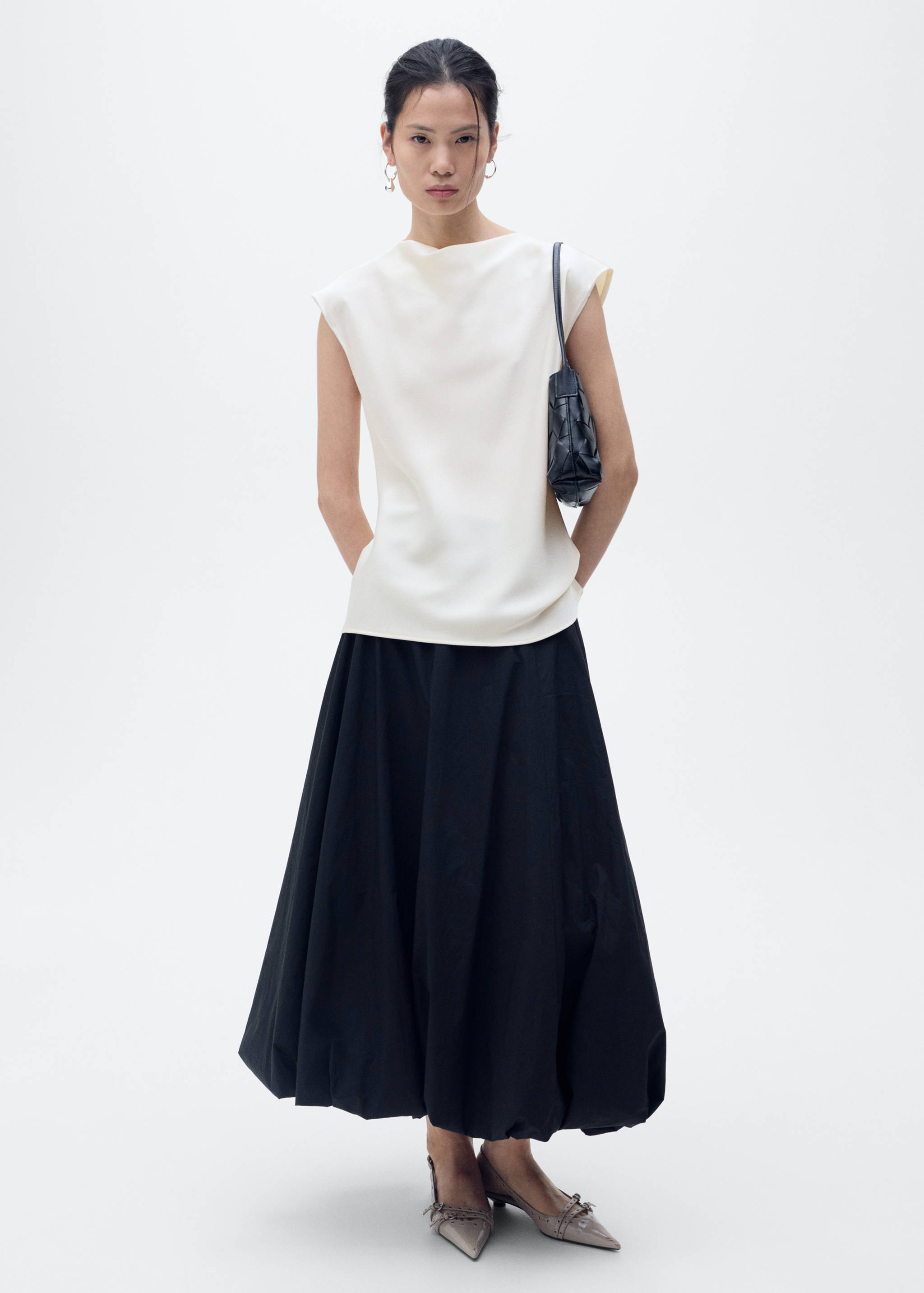 Blusa acetinada com gola drapeada - Plano geral