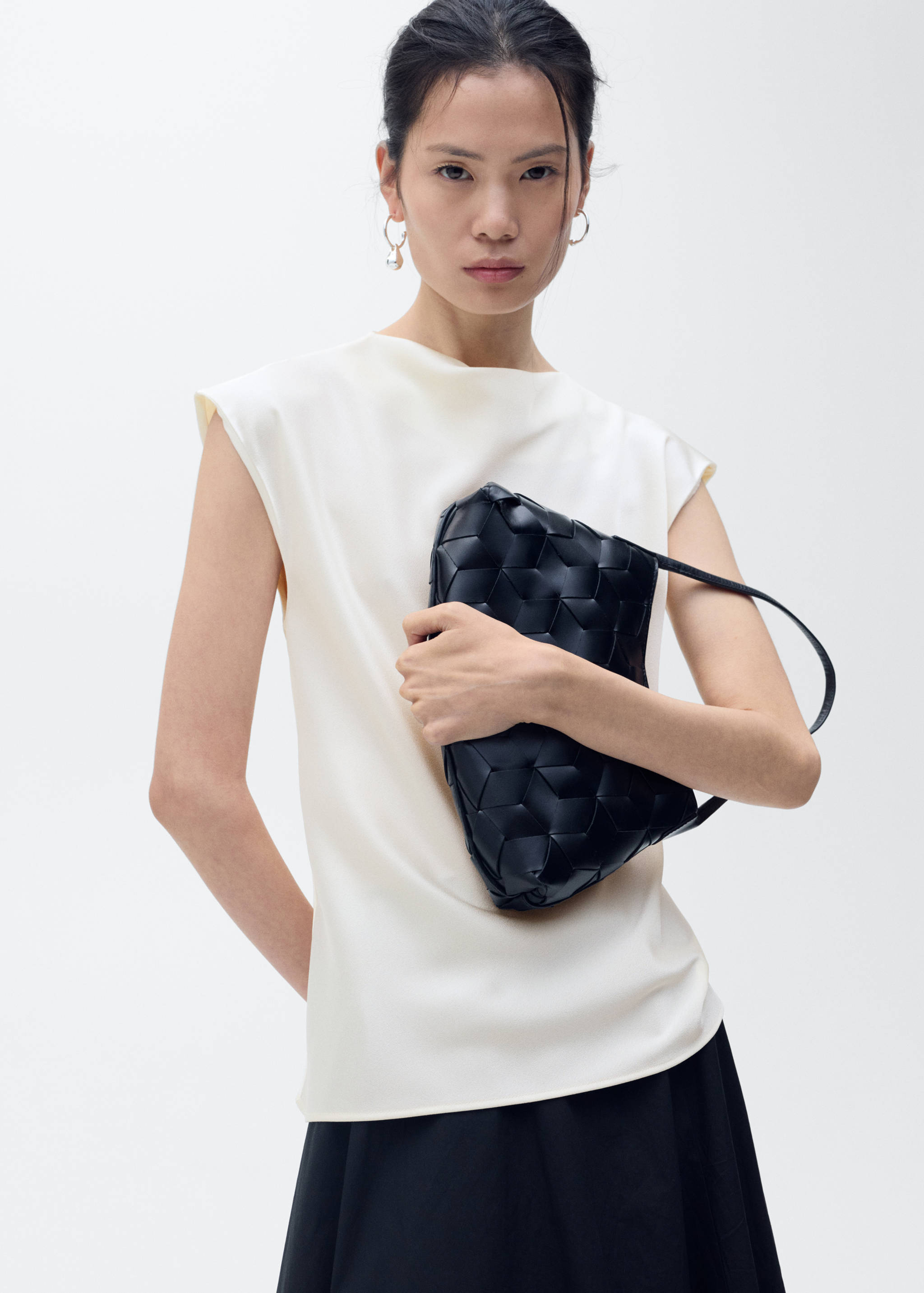 Blusa acetinada com gola drapeada - Plano médio