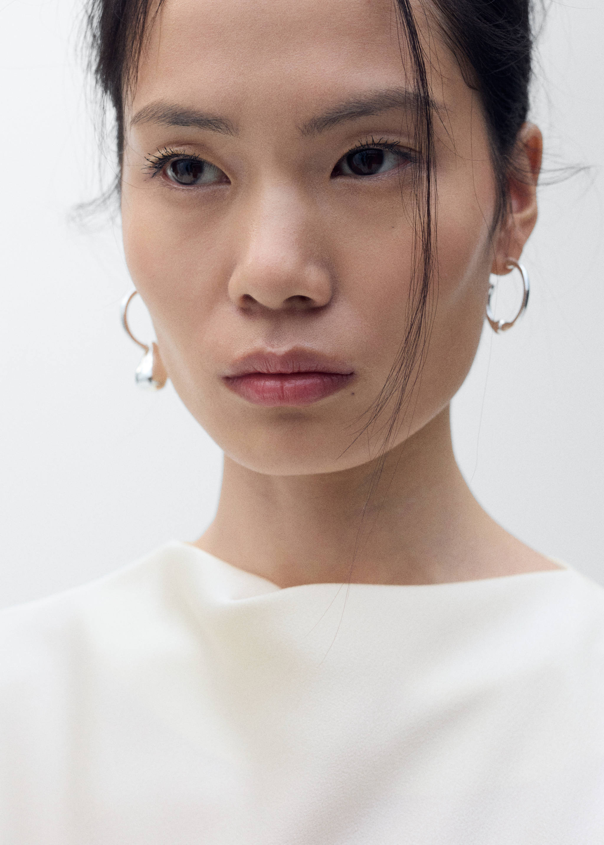 Blusa acetinada com gola drapeada - Pormenor do artigo 1