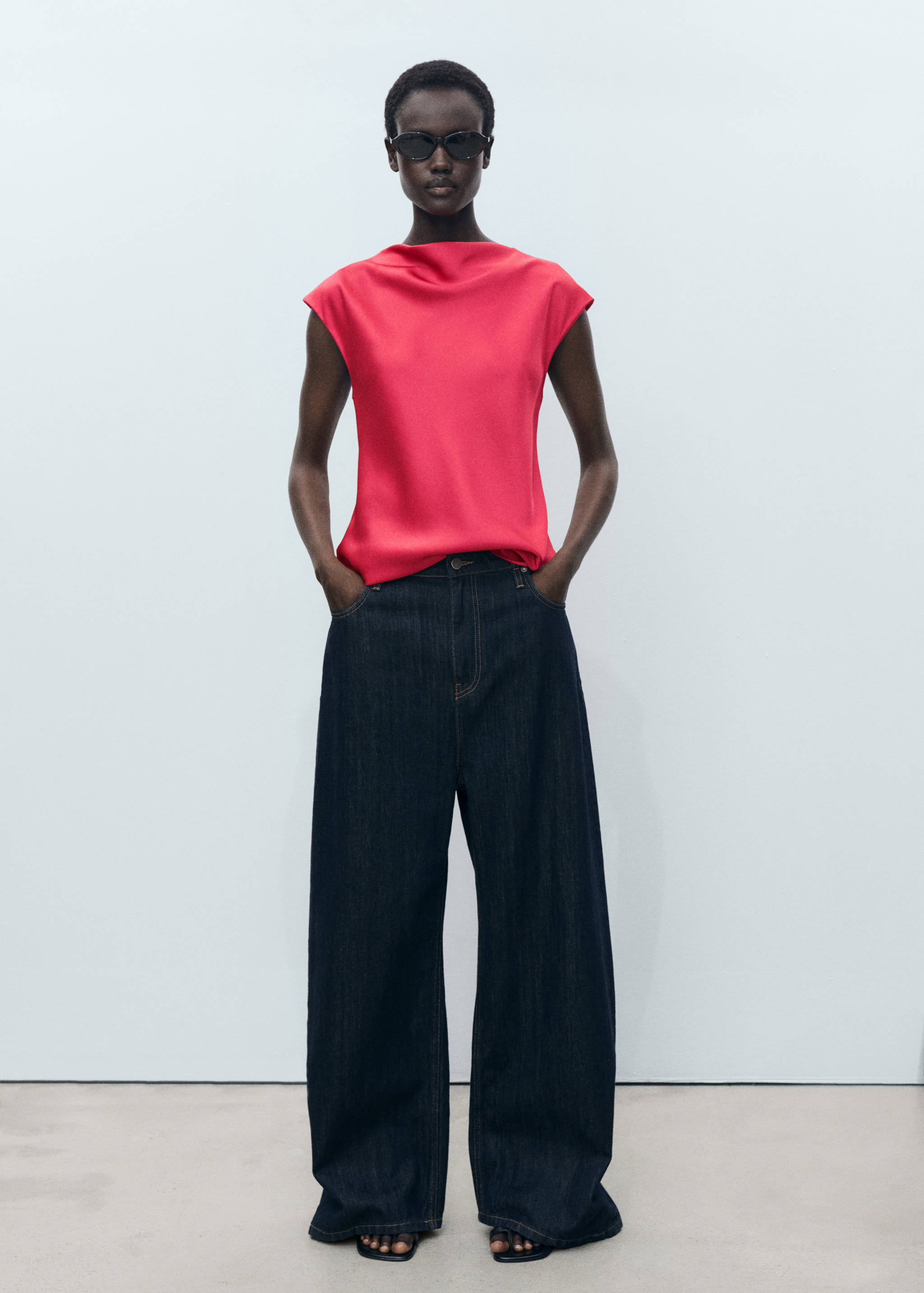 Blusa acetinada com gola drapeada - Plano geral