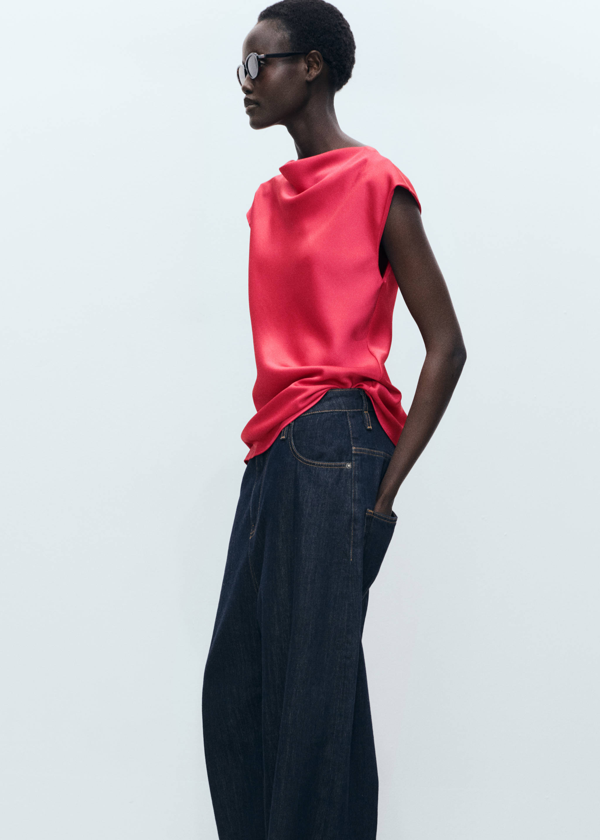 Blusa acetinada com gola drapeada - Plano médio